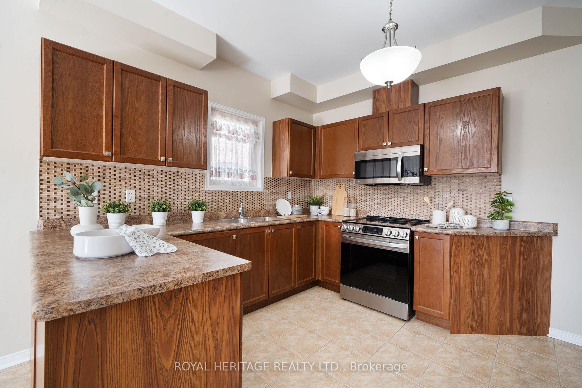 Photo 14 of 36 Tamarisk Street, Whitby, Rolling Acres — HOMEH