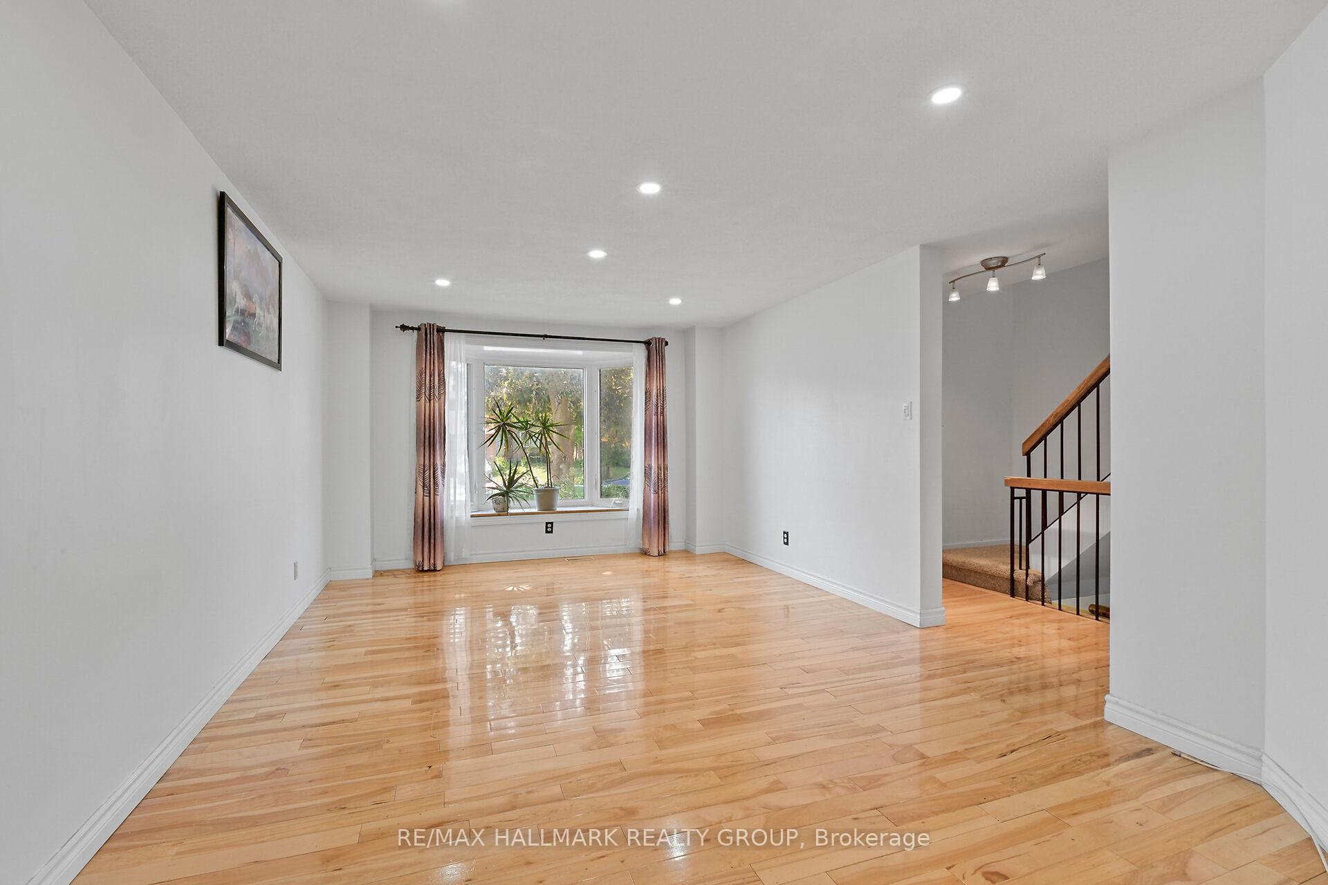 Photo 2 of 1089 Barwell Avenue, Ottawa, Fairfield Heights — HOMEH