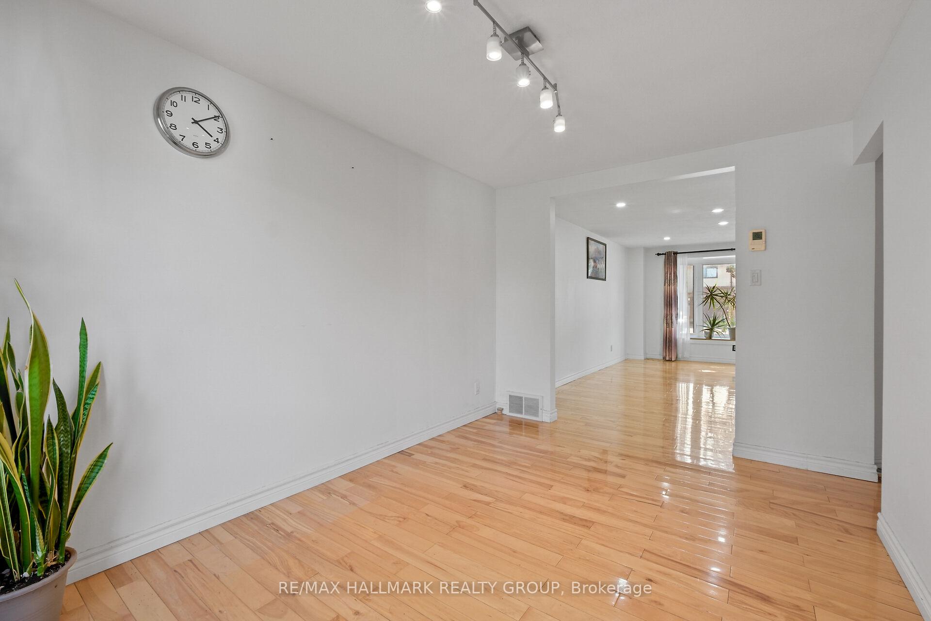 Photo 7 of 1089 Barwell Avenue, Ottawa, Fairfield Heights — HOMEH