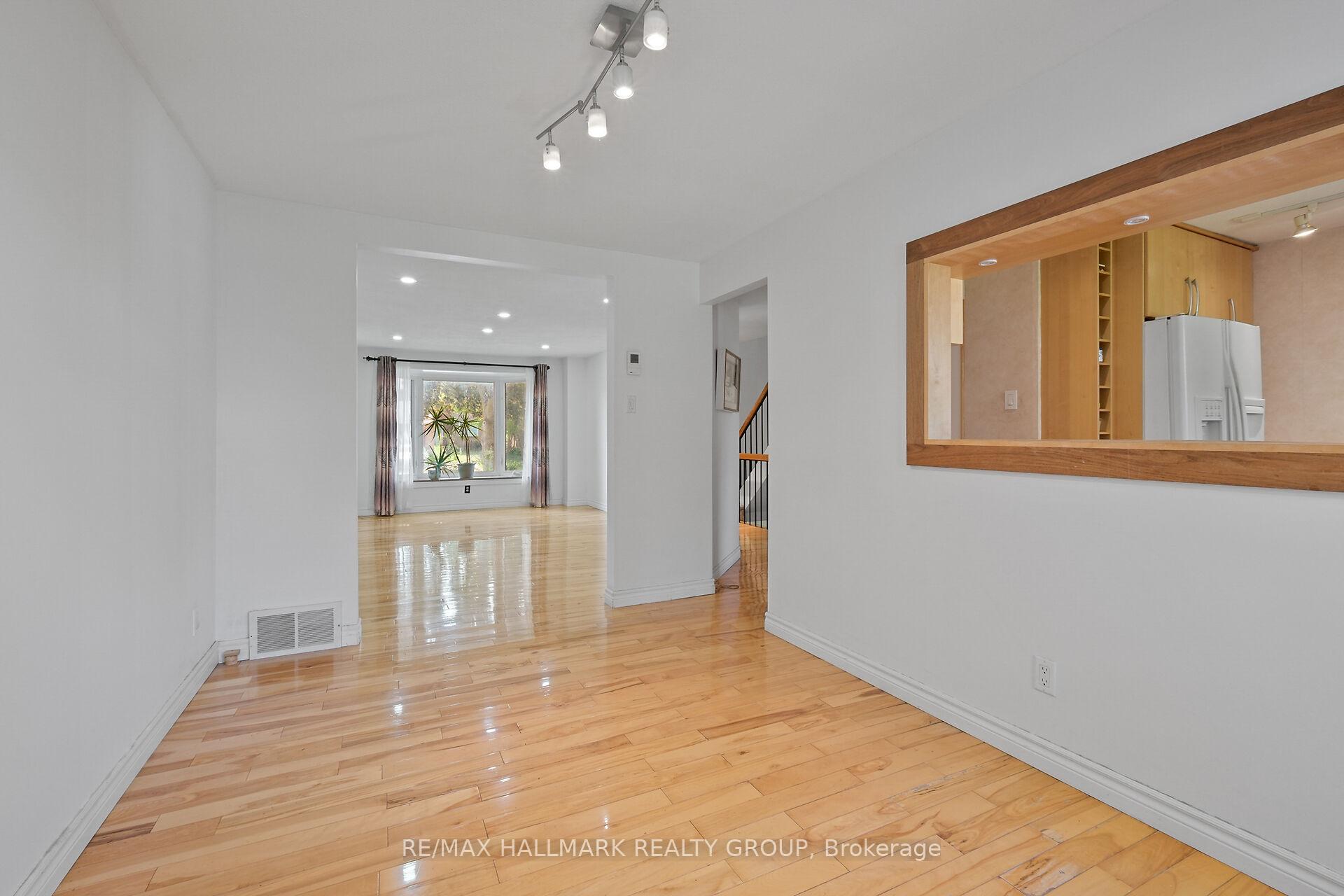 Photo 8 of 1089 Barwell Avenue, Ottawa, Fairfield Heights — HOMEH