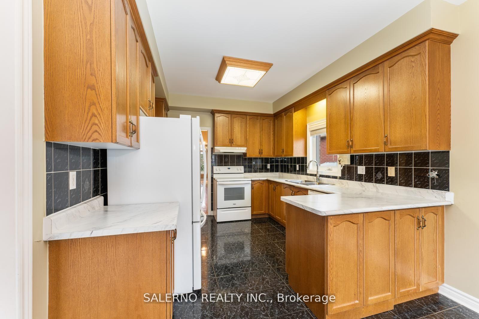 Photo 12 of 25 Lockheed Avenue, Vaughan, Maple — HOMEH