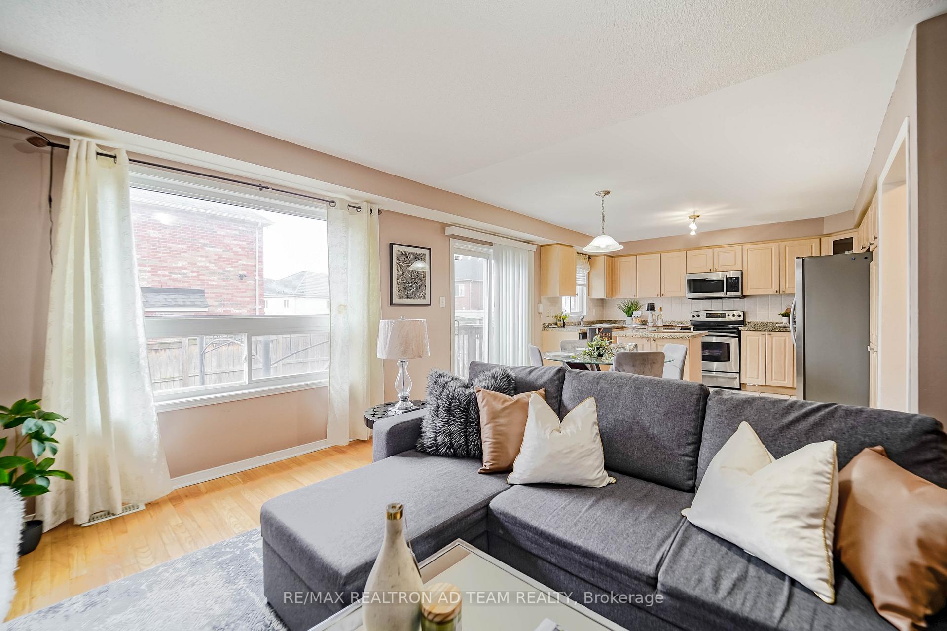 Photo 13 of 1027 Schooling Drive, Oshawa, Taunton — HOMEH