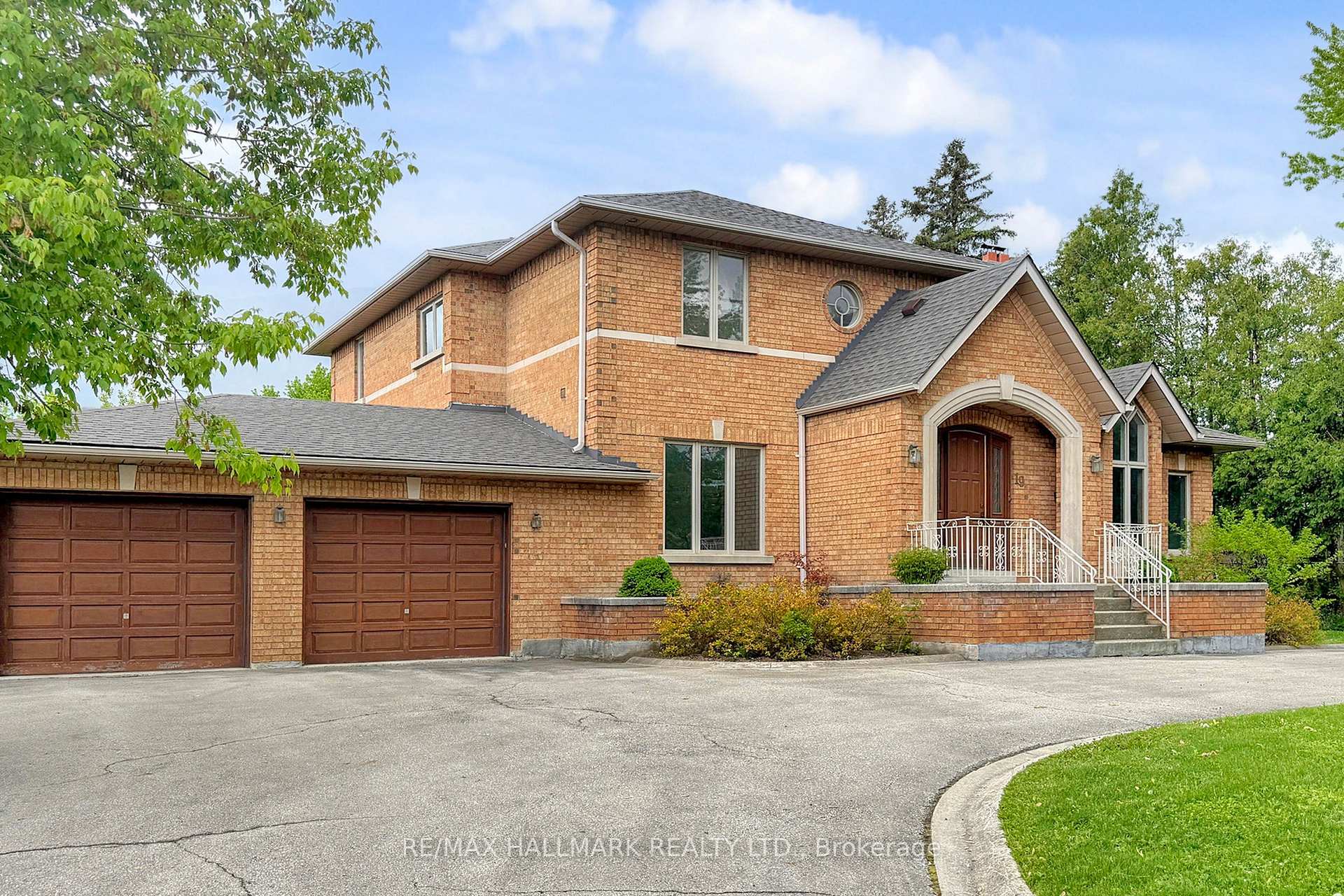 Photo 3 of 19 Hillside Avenue, Vaughan, Concord — HOMEH