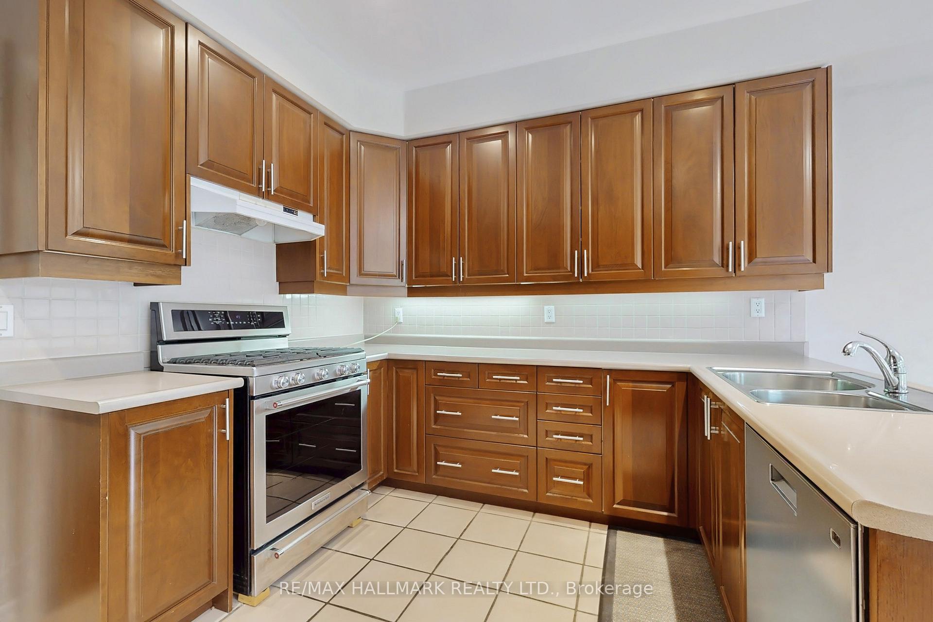 Photo 11 of 19 Hillside Avenue, Vaughan, Concord — HOMEH