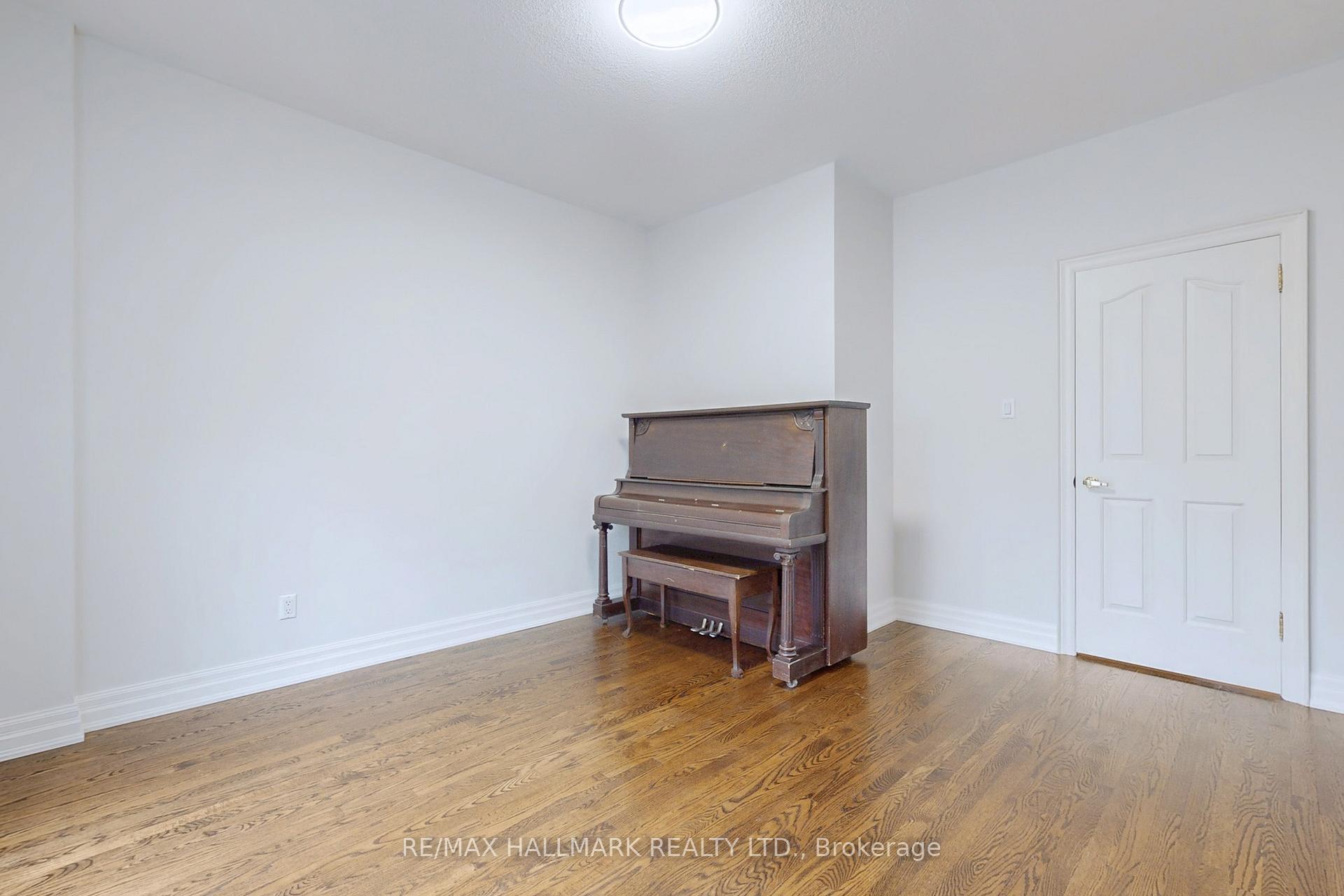 Photo 17 of 19 Hillside Avenue, Vaughan, Concord — HOMEH