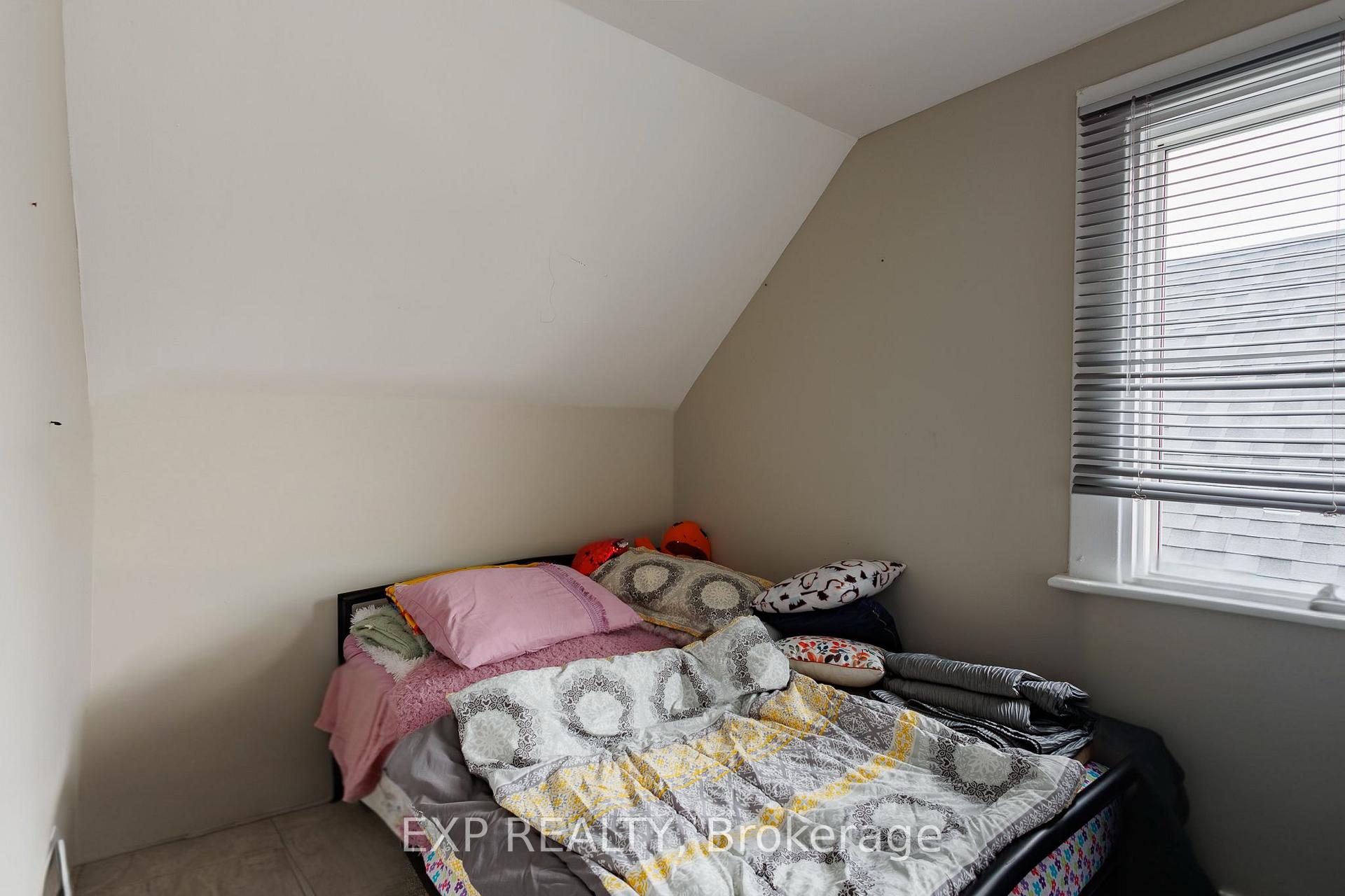 Photo 12 of 198 Lansdowne Street W, Peterborough, Town Ward 3 — HOMEH