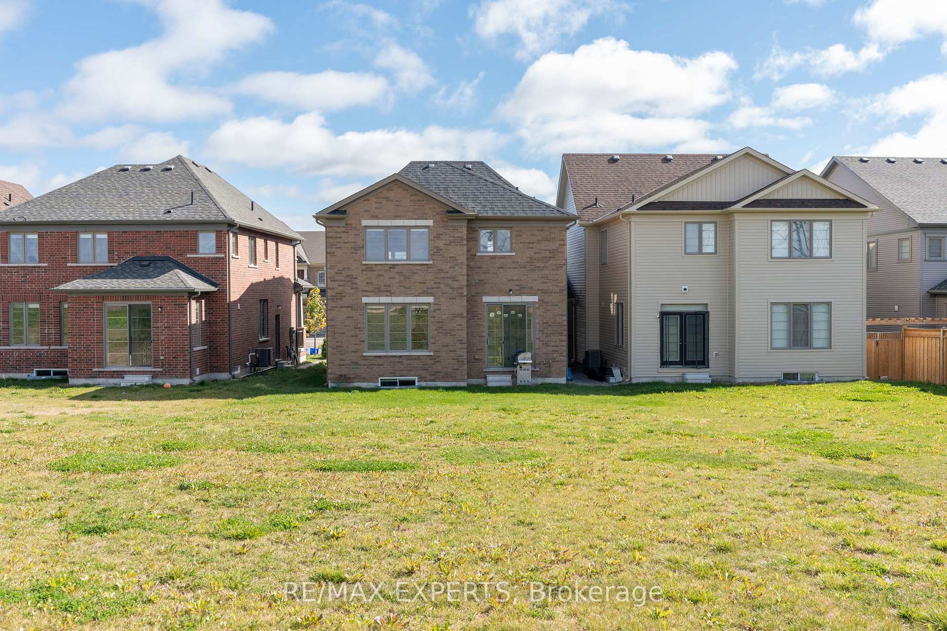 Photo 4 of 324 Windfields Farm Drive W, Oshawa, Windfields — HOMEH