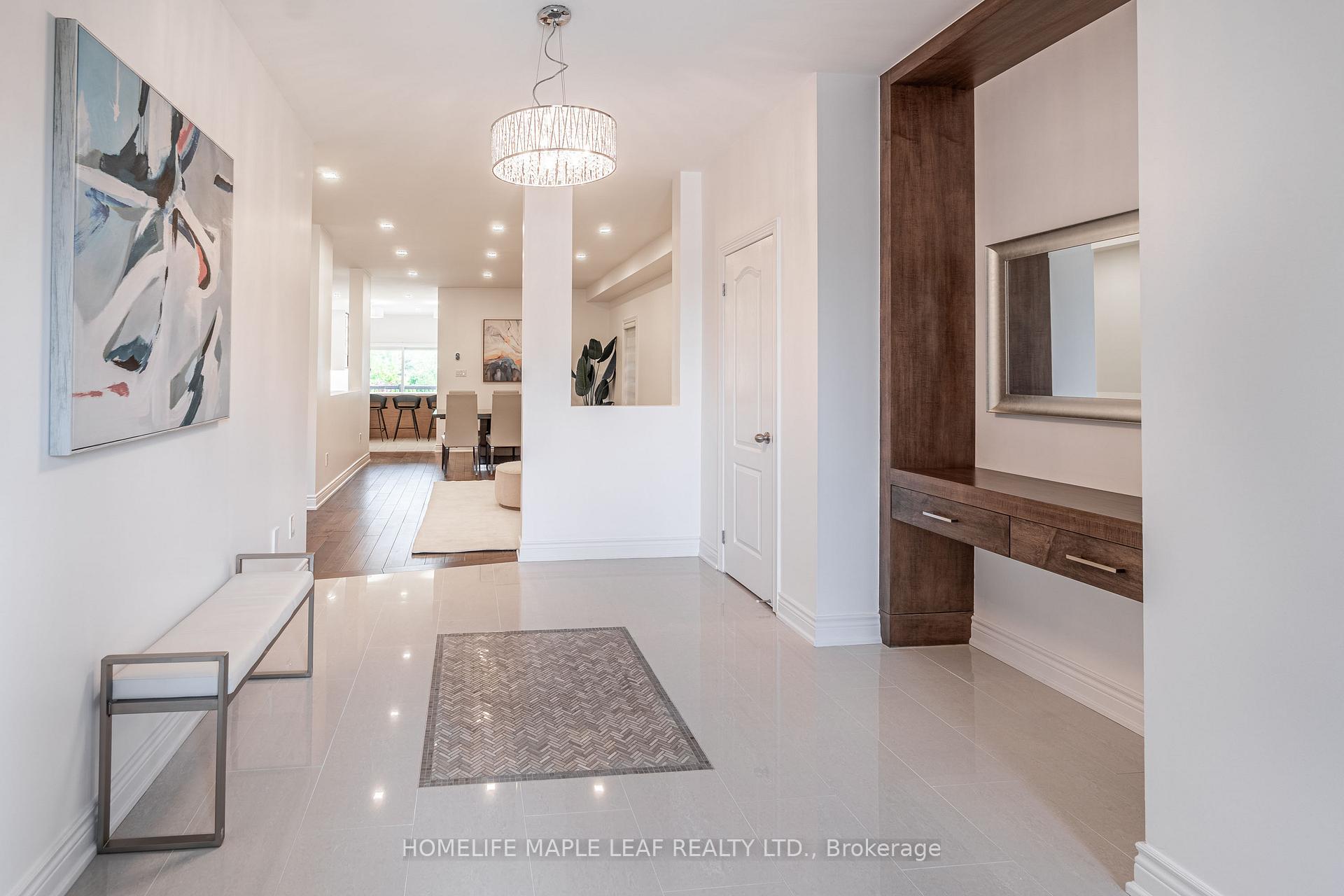 Photo 2 of 31 Maurier Boulevard, Vaughan, Patterson — HOMEH