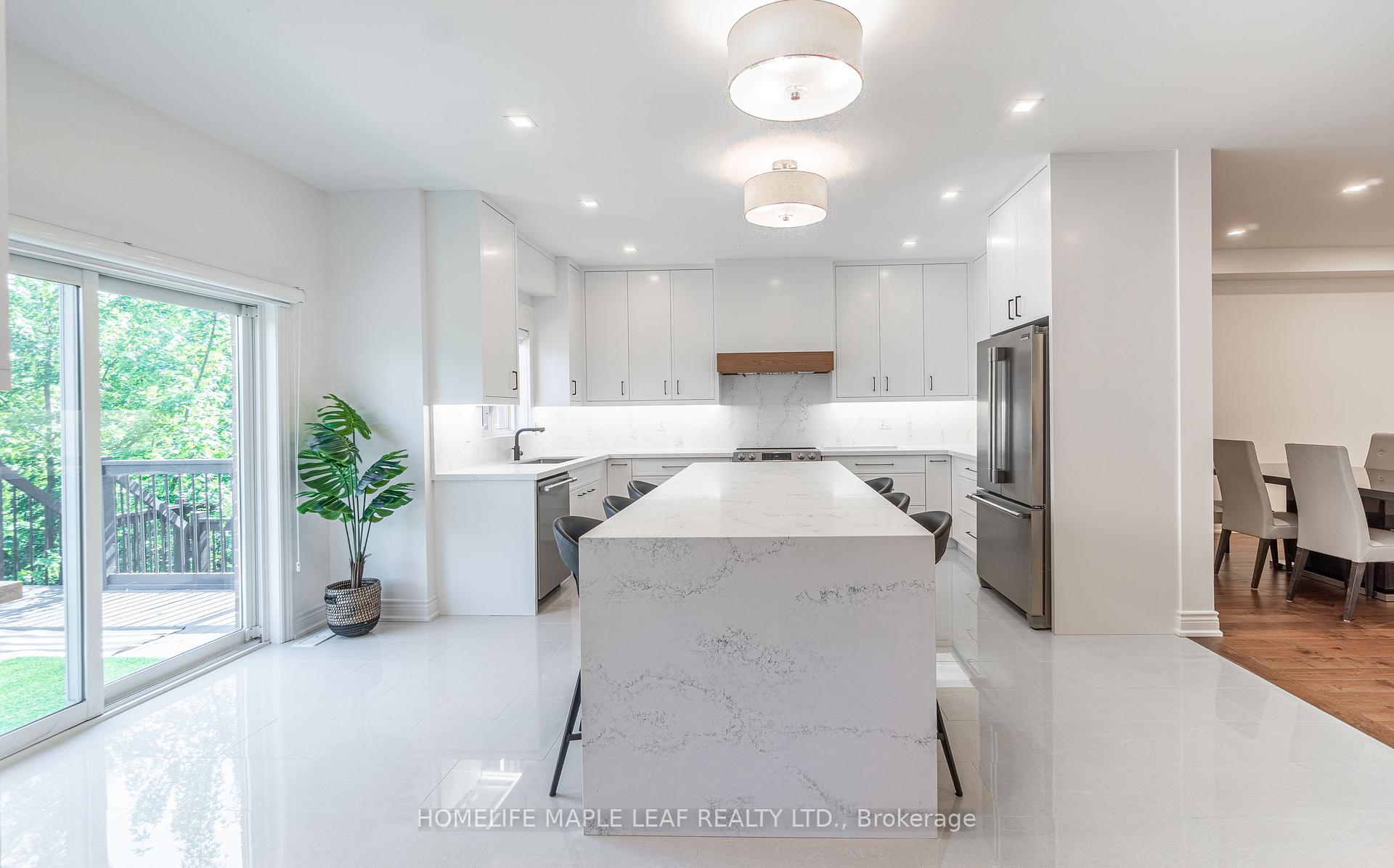 Photo 10 of 31 Maurier Boulevard, Vaughan, Patterson — HOMEH