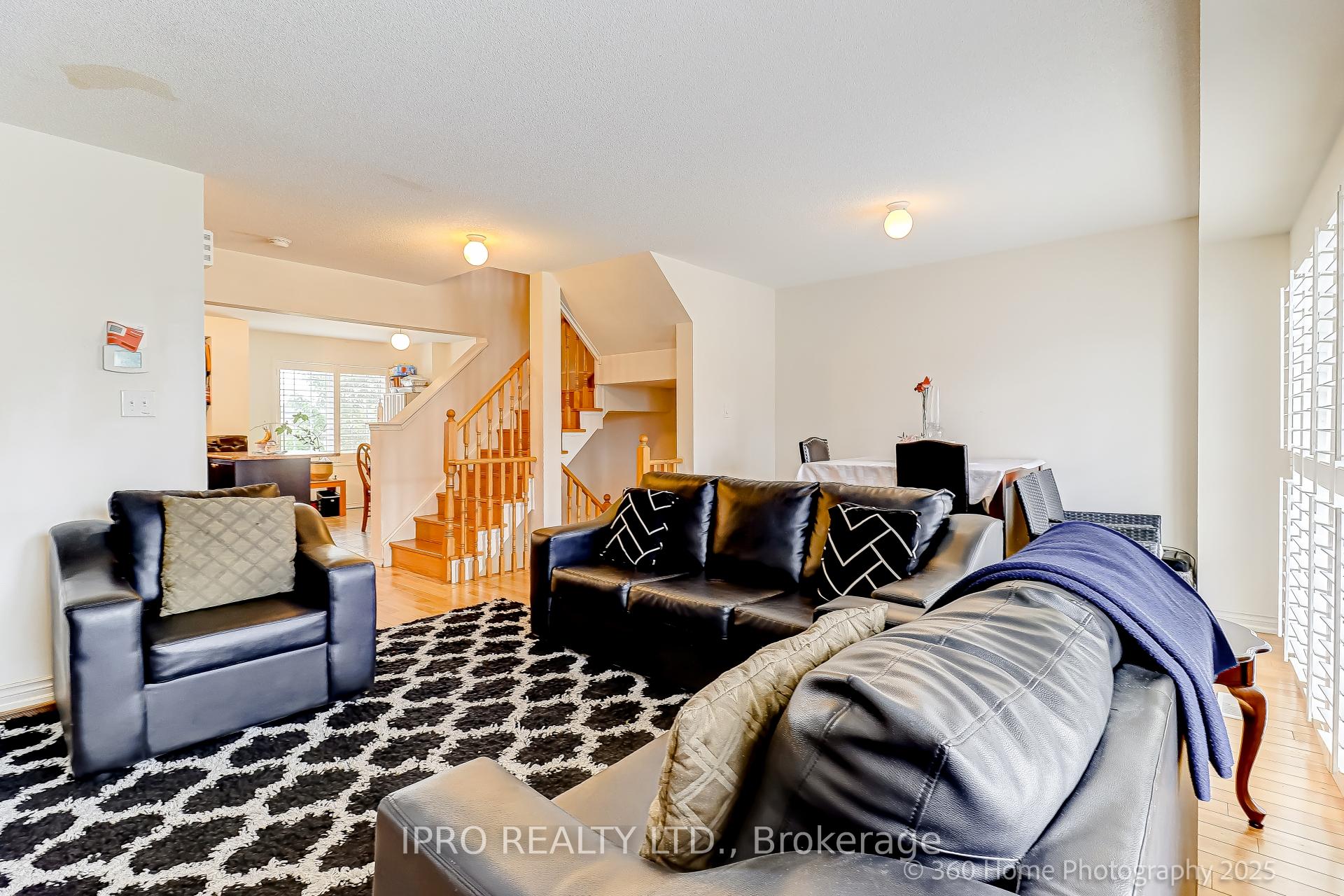 Photo 8 of 523 Rossland Road, Ajax, Central East — HOMEH