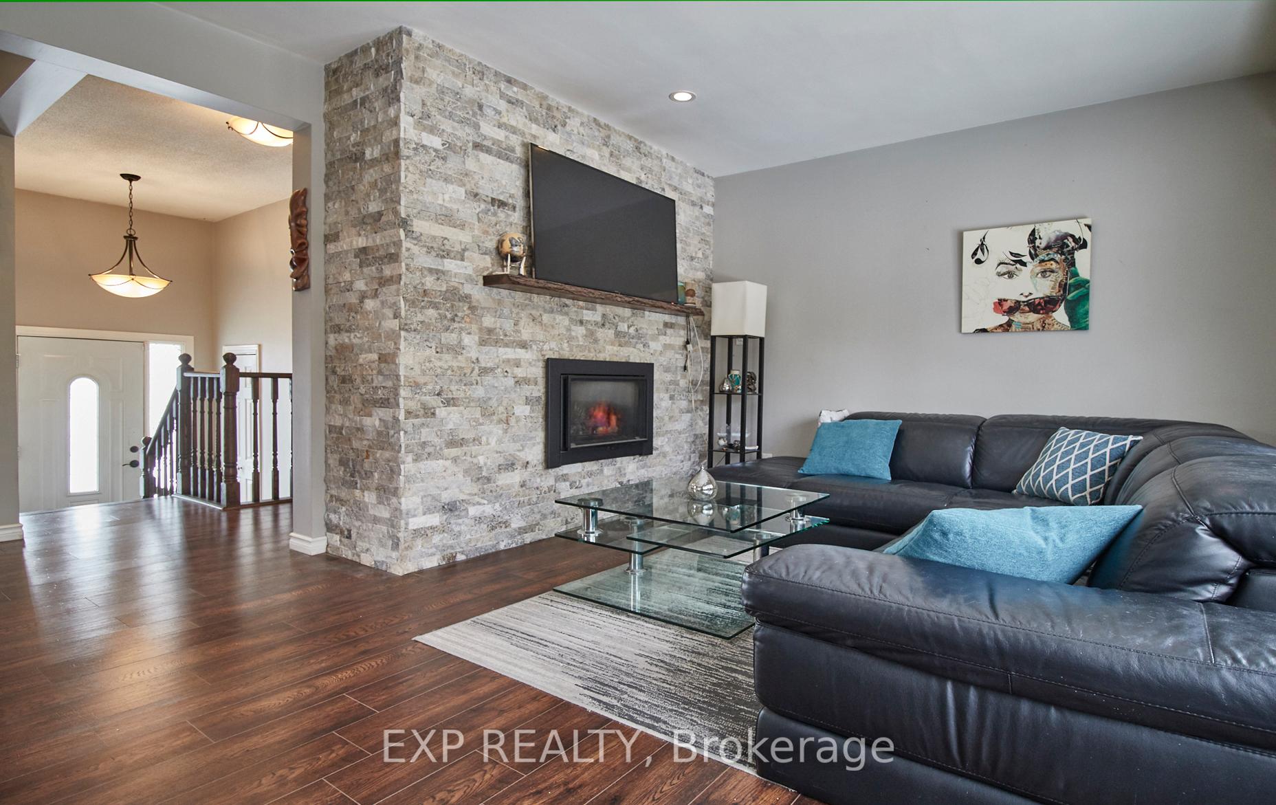 Photo 4 of 660 Lansdowne Drive, Oshawa, Eastdale — HOMEH