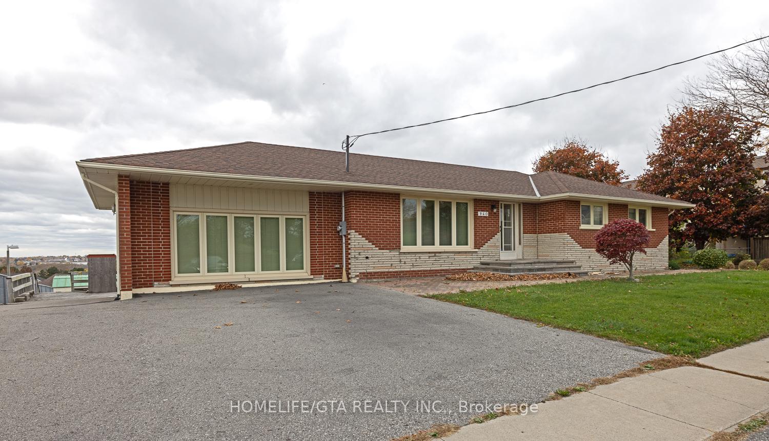 Front of 940 Townline Road S