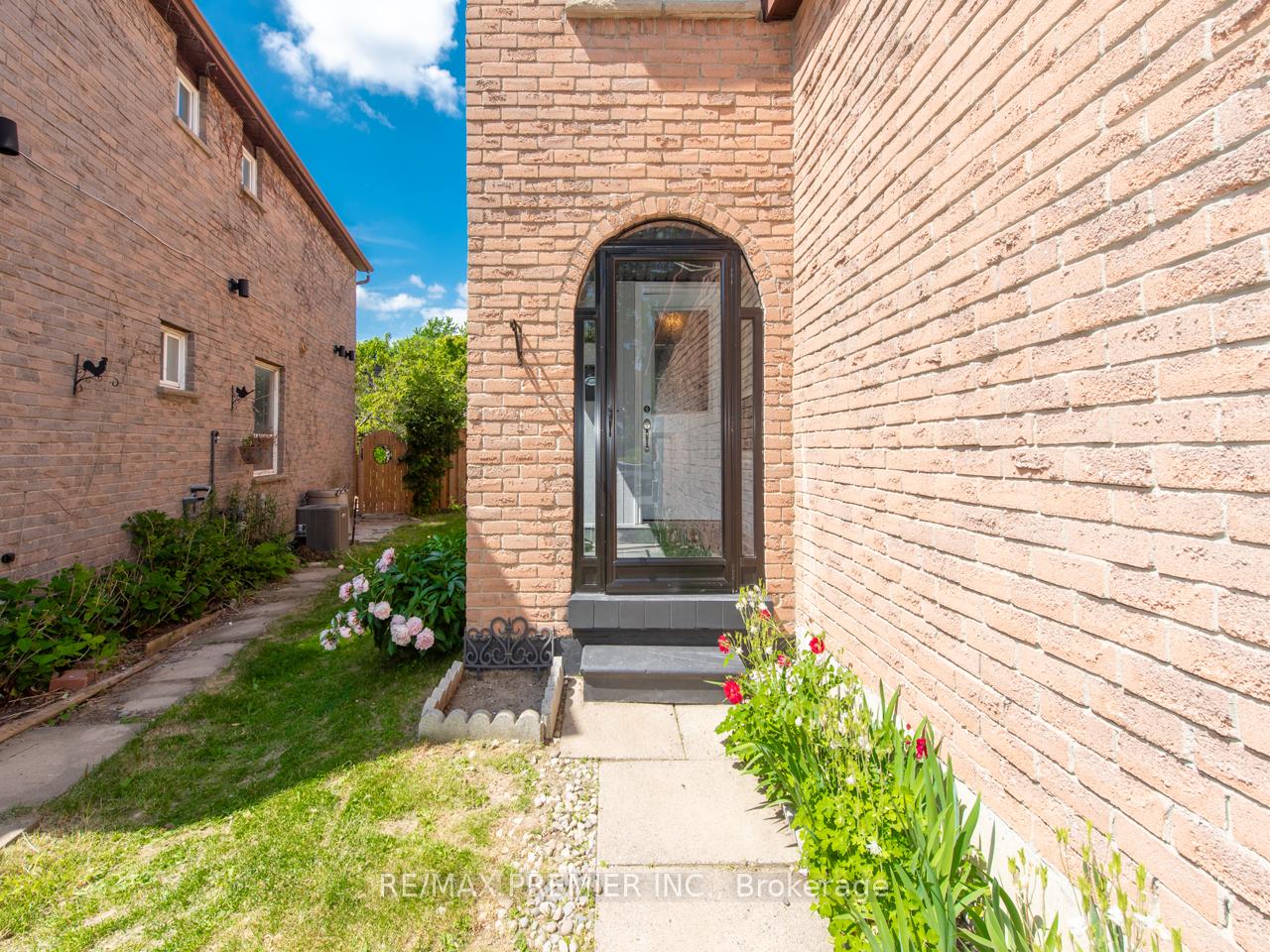 Photo 3 of 84 Hord Crescent, Vaughan, Lakeview Estates — HOMEH