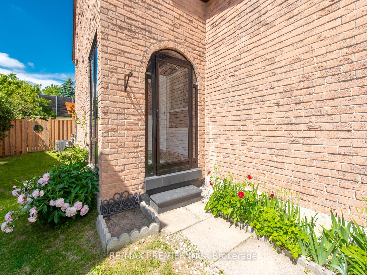 Photo 4 of 84 Hord Crescent, Vaughan, Lakeview Estates — HOMEH