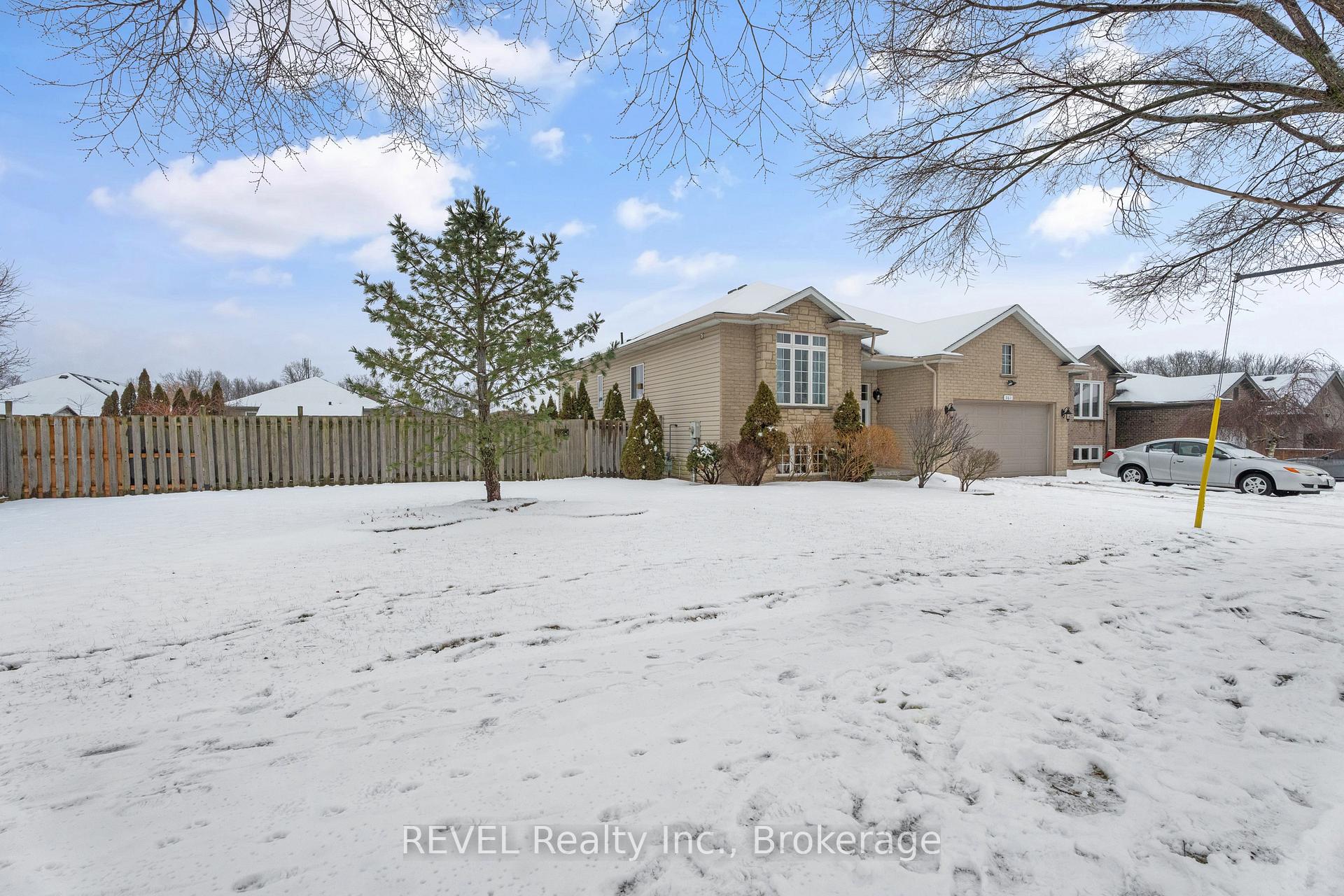 Photo 2 of 361 Wellbrook Boulevard, Welland, Prince Charles — HOMEH