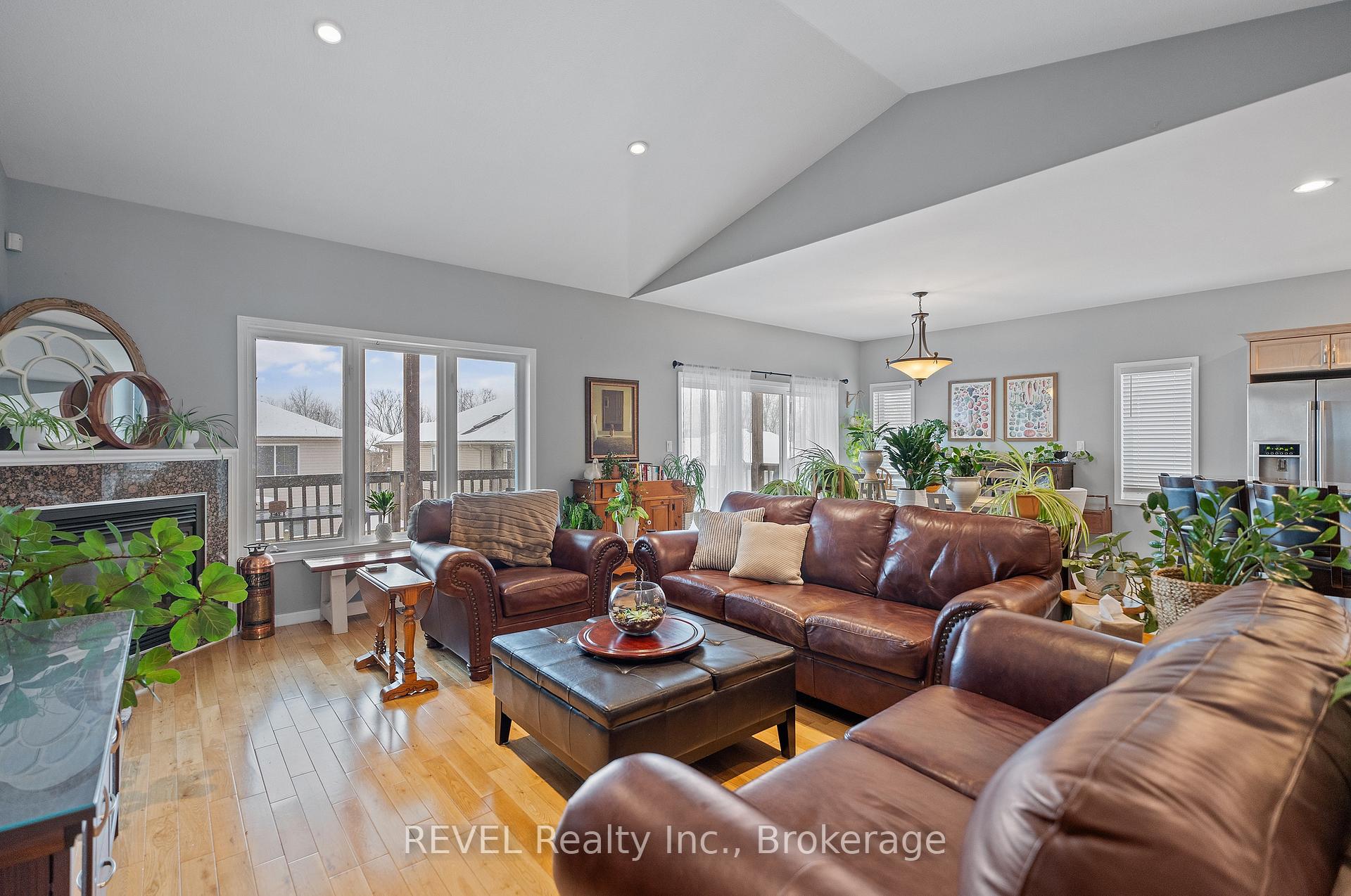 Photo 7 of 361 Wellbrook Boulevard, Welland, Prince Charles — HOMEH