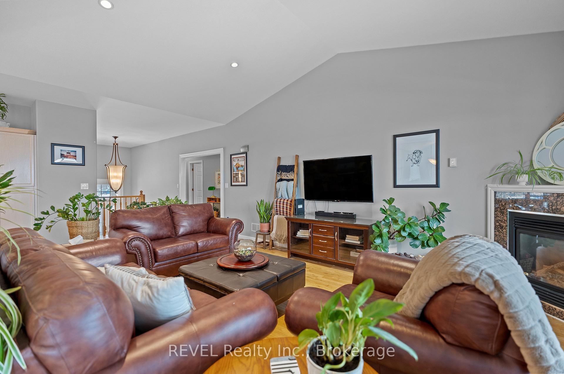 Photo 8 of 361 Wellbrook Boulevard, Welland, Prince Charles — HOMEH