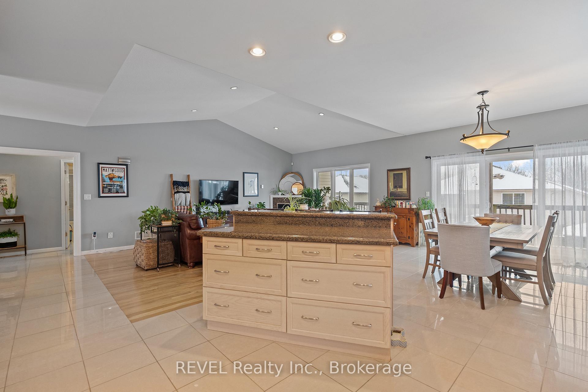 Photo 14 of 361 Wellbrook Boulevard, Welland, Prince Charles — HOMEH