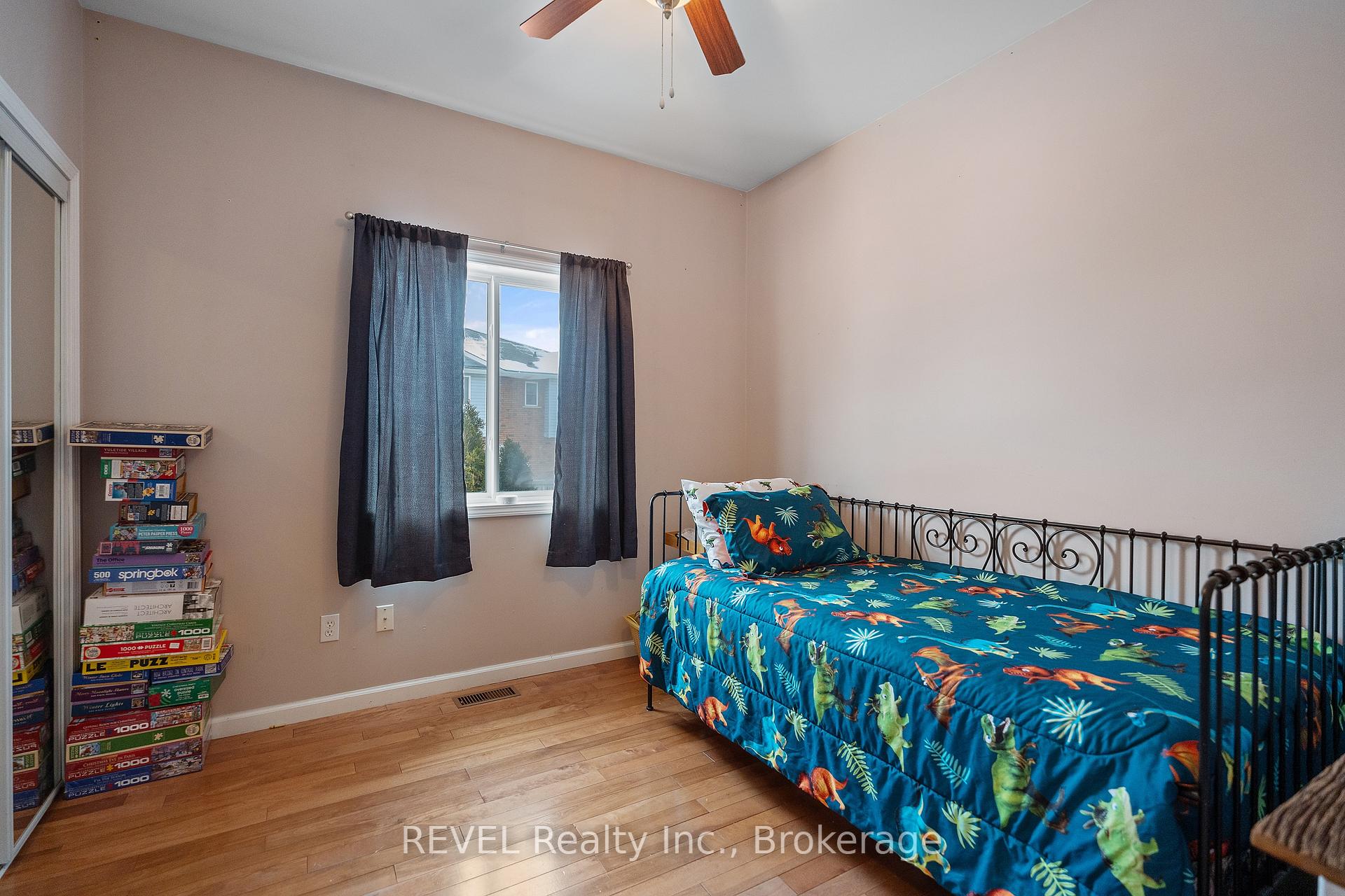 Photo 16 of 361 Wellbrook Boulevard, Welland, Prince Charles — HOMEH