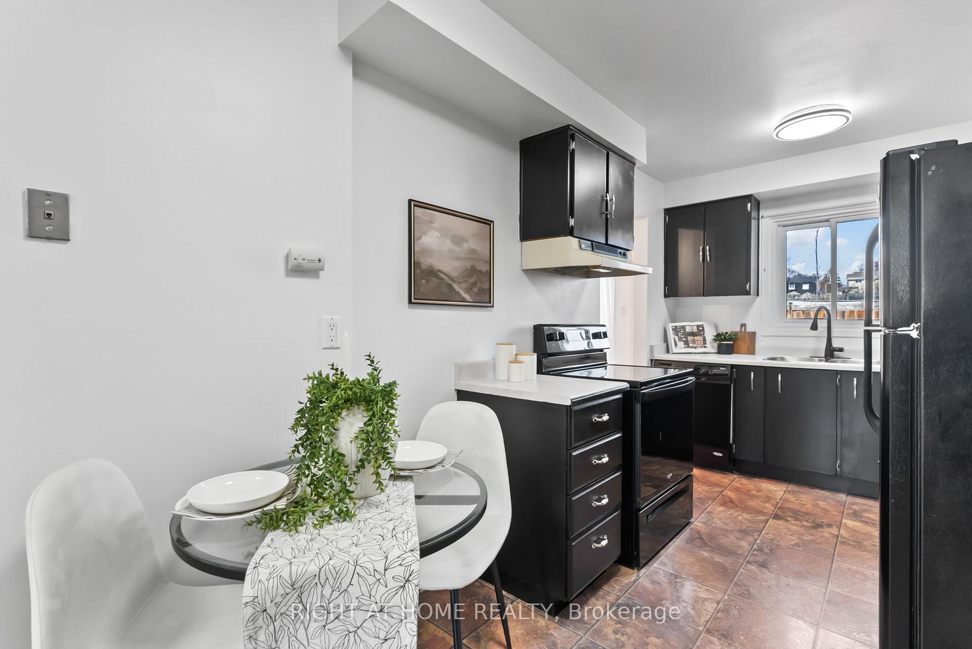 Photo 7 of 911 Gentry Crescent, Oshawa, Eastdale — HOMEH