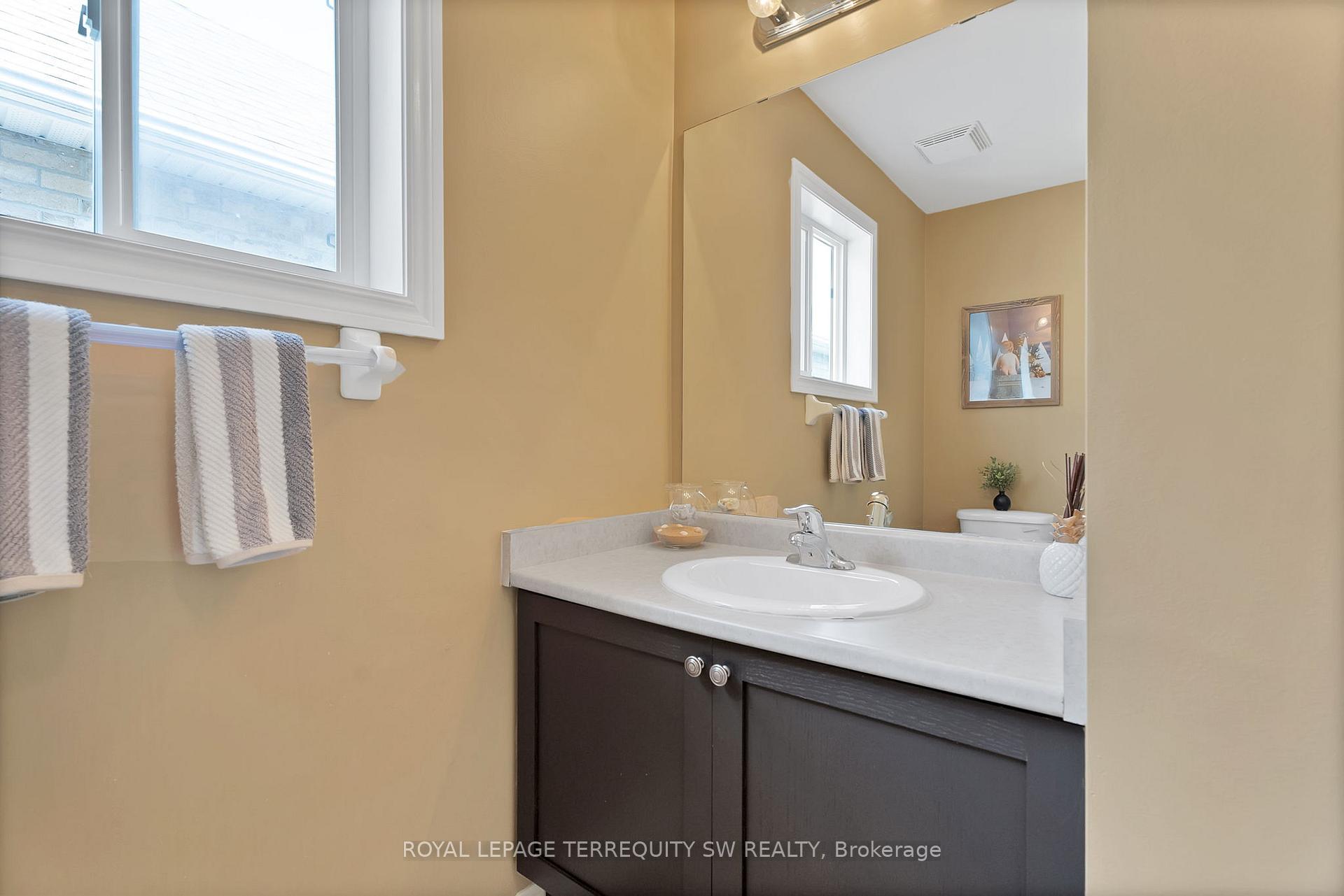 Photo 25 of 30 Chiswick Avenue, Whitby, Brooklin — HOMEH