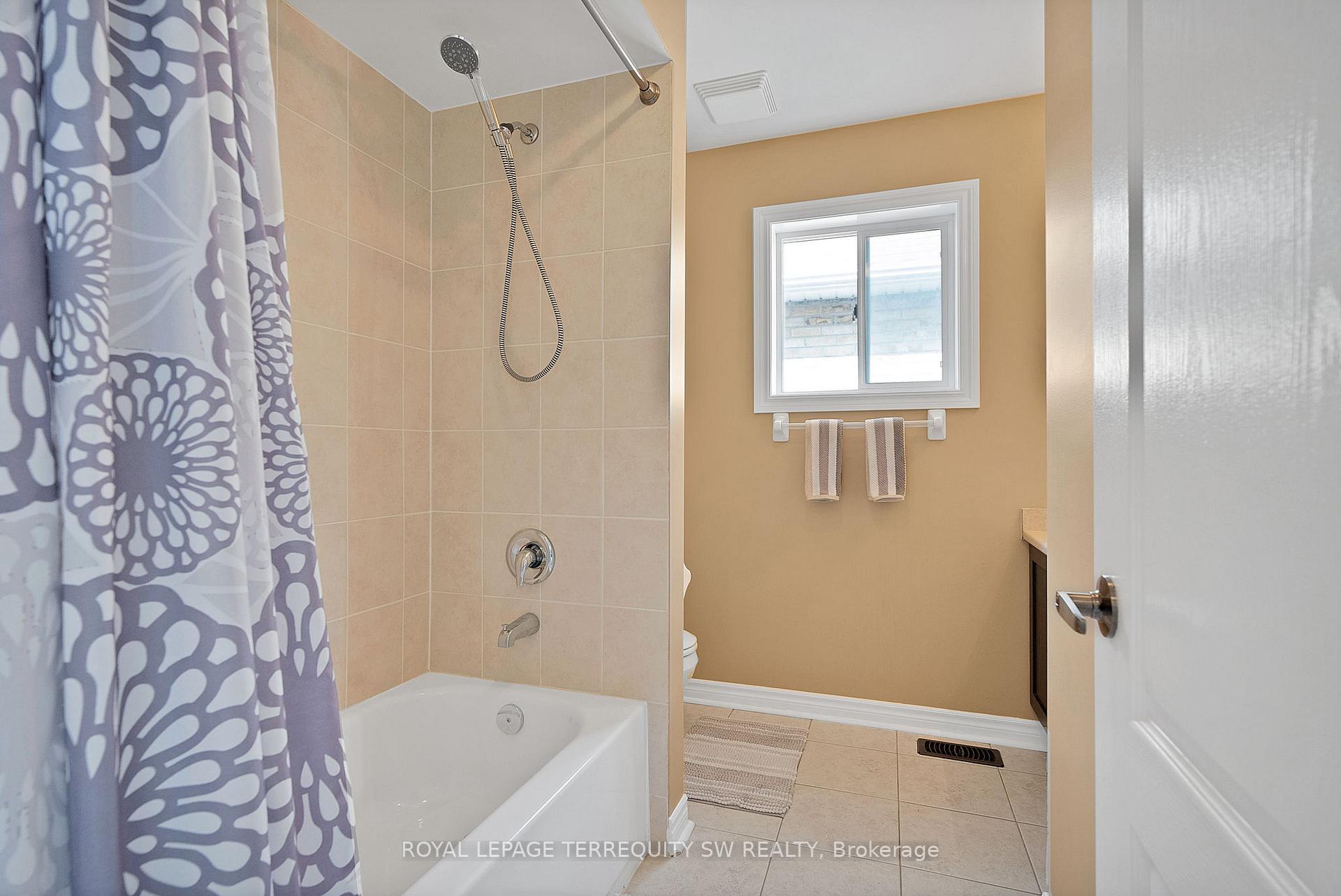 Photo 26 of 30 Chiswick Avenue, Whitby, Brooklin — HOMEH