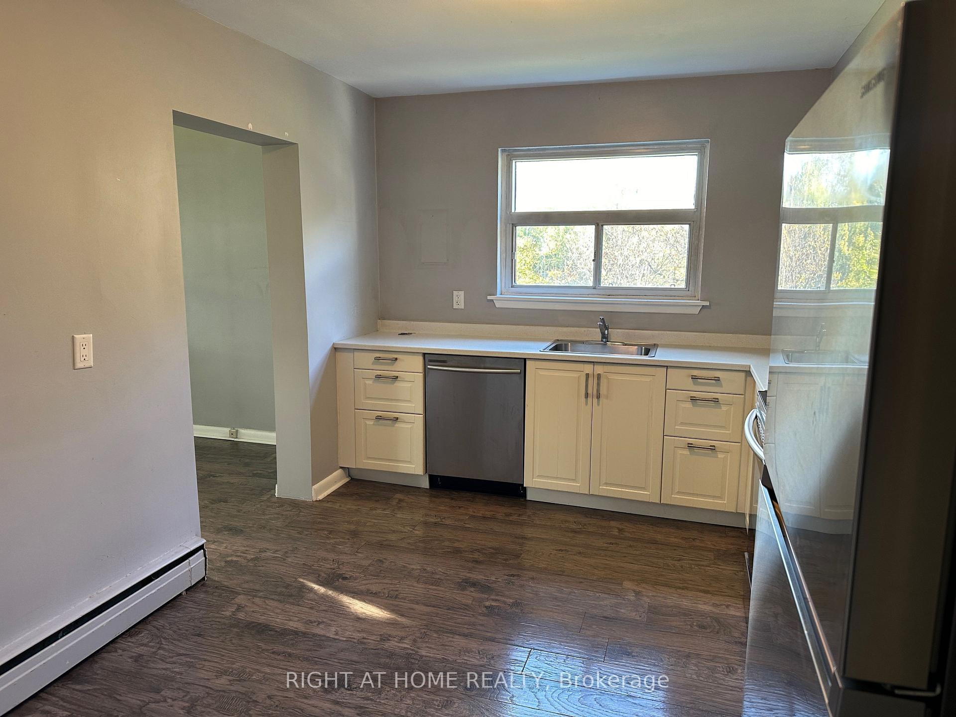 Photo 2 of Unit 2, 1033 Ravine Road, Oshawa, Lakeview — HOMEH