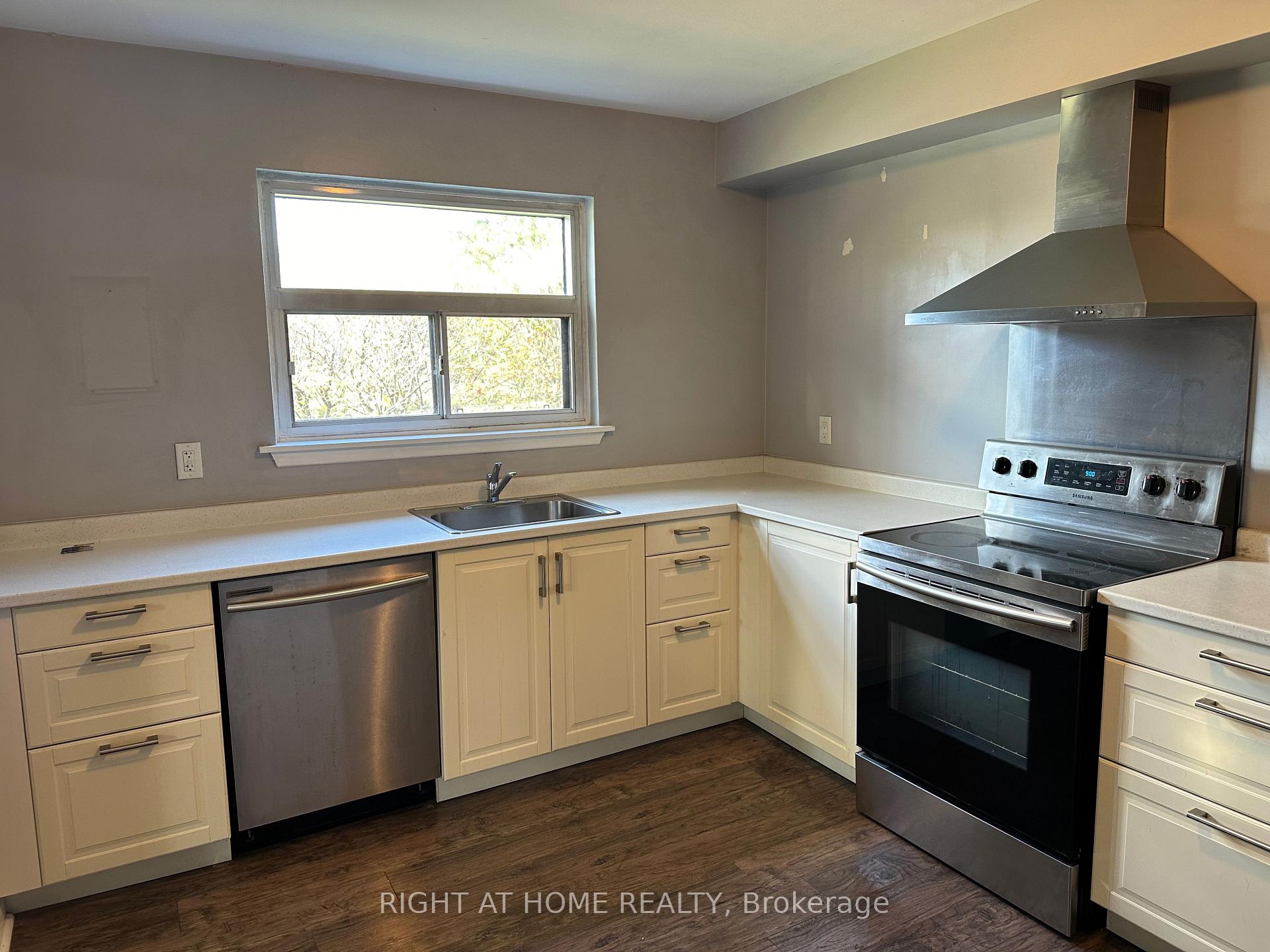Photo 4 of Unit 2, 1033 Ravine Road, Oshawa, Lakeview — HOMEH