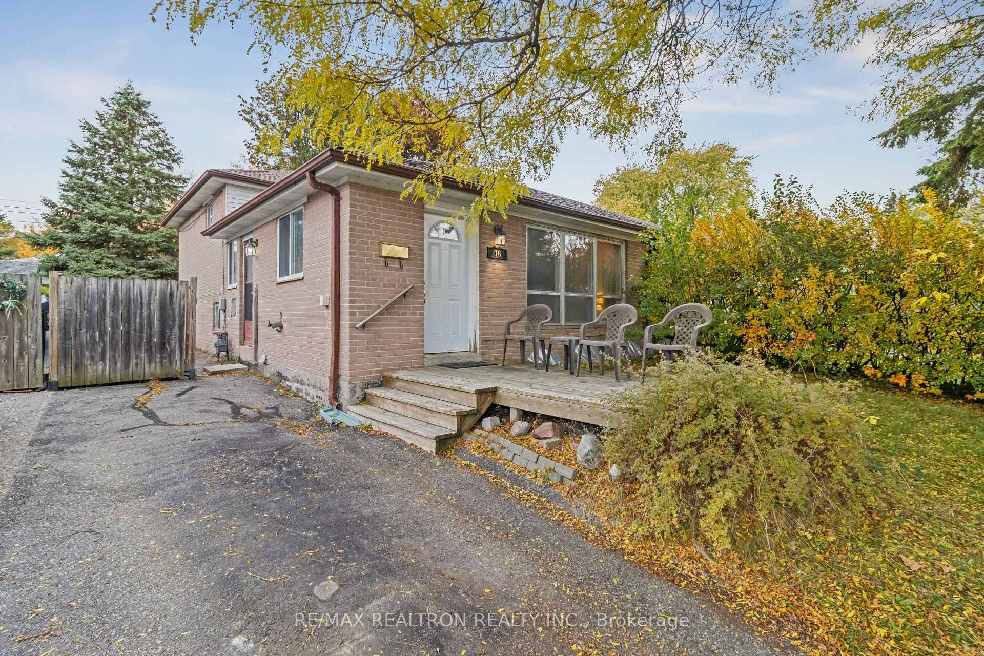 Photo 2 of 16 Foreht Crescent, Aurora, Aurora Heights — HOMEH