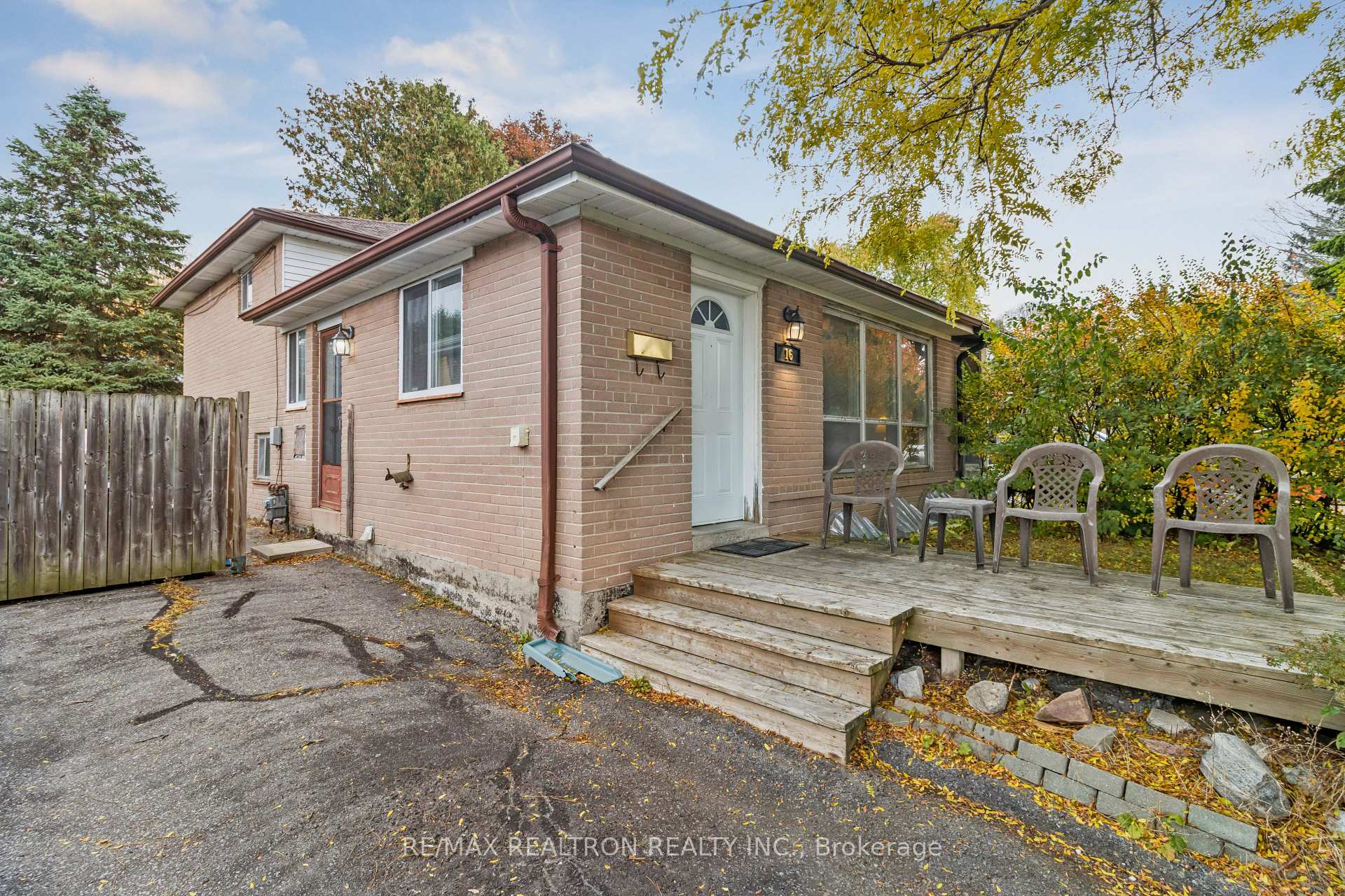 Photo 3 of 16 Foreht Crescent, Aurora, Aurora Heights — HOMEH