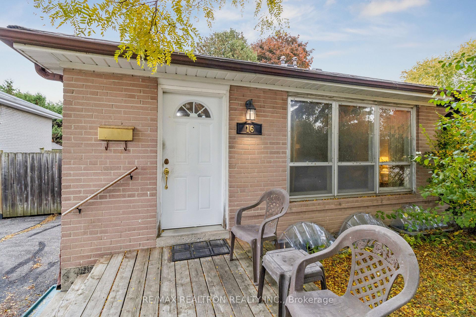 Photo 4 of 16 Foreht Crescent, Aurora, Aurora Heights — HOMEH