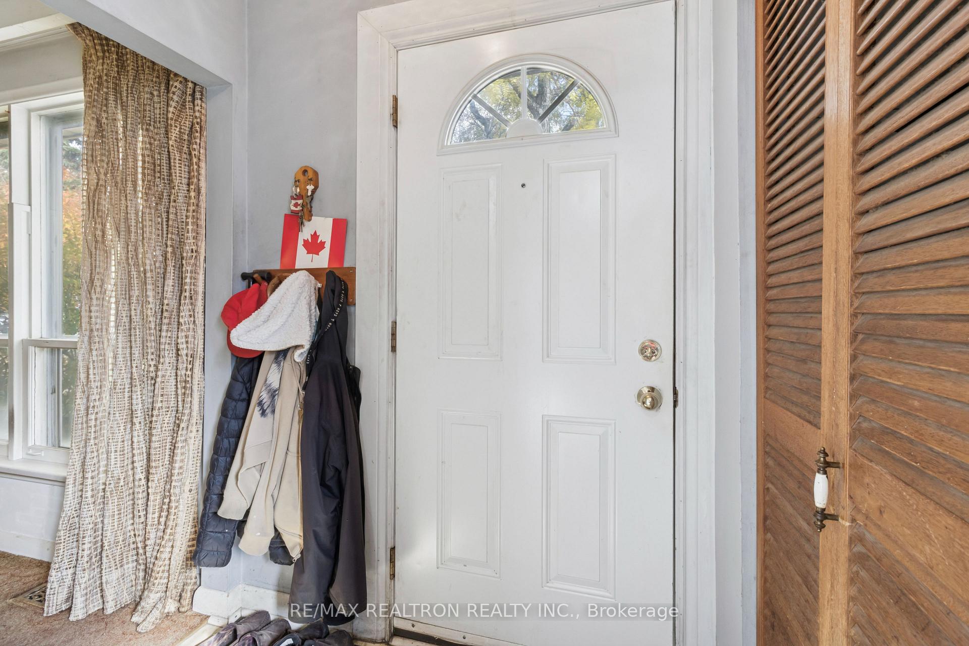 Photo 7 of 16 Foreht Crescent, Aurora, Aurora Heights — HOMEH