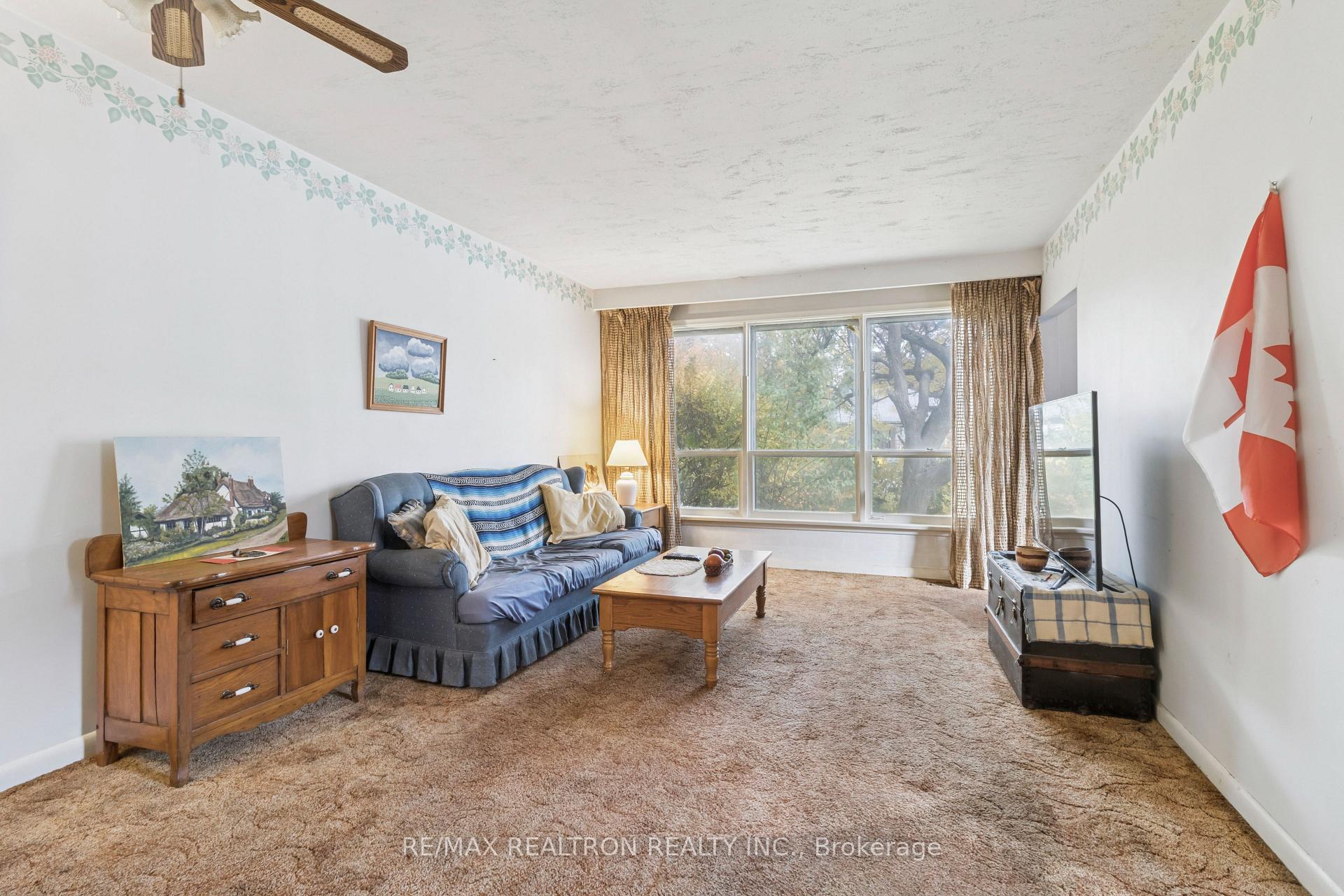Photo 6 of 16 Foreht Crescent, Aurora, Aurora Heights — HOMEH