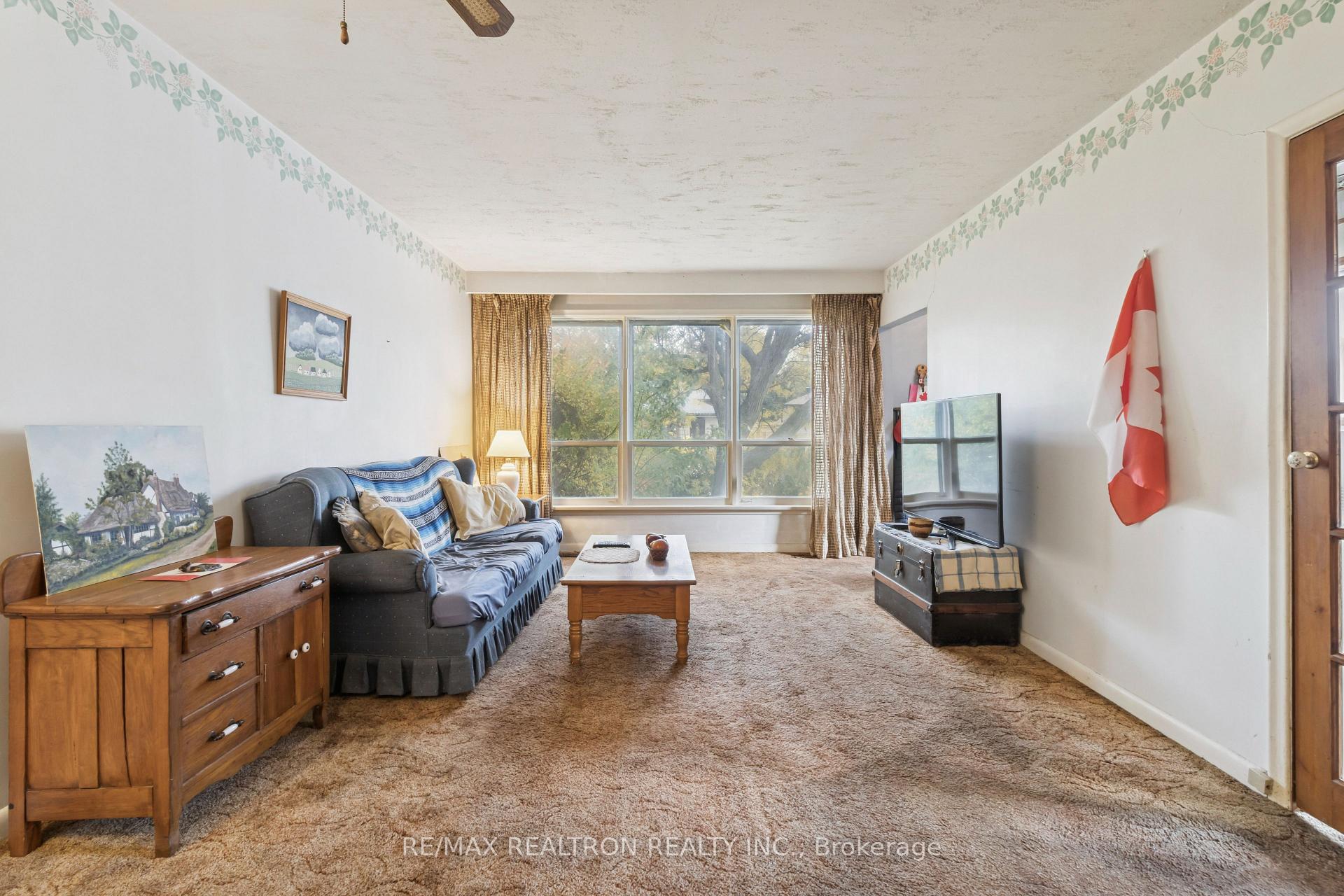 Photo 5 of 16 Foreht Crescent, Aurora, Aurora Heights — HOMEH