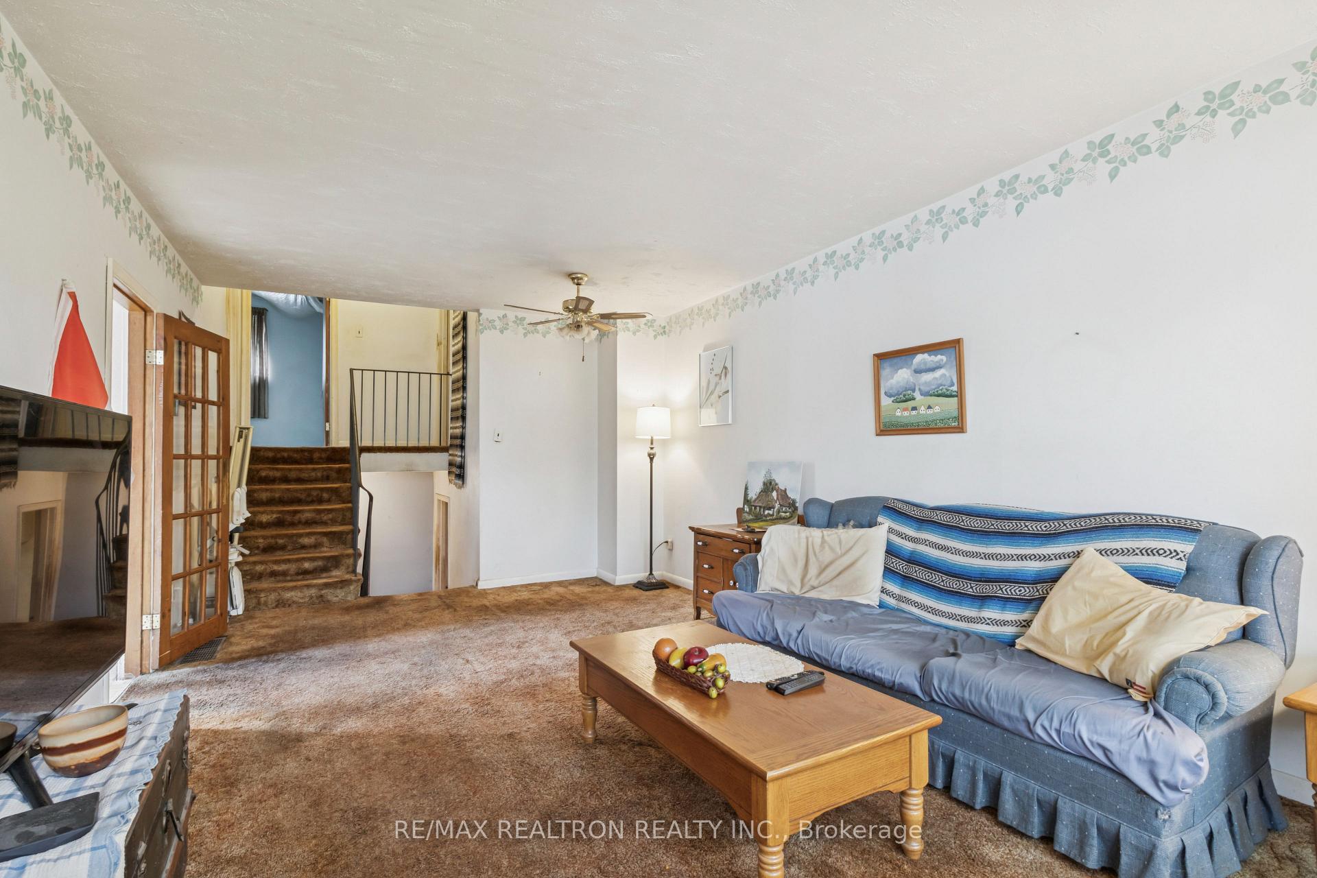 Photo 8 of 16 Foreht Crescent, Aurora, Aurora Heights — HOMEH