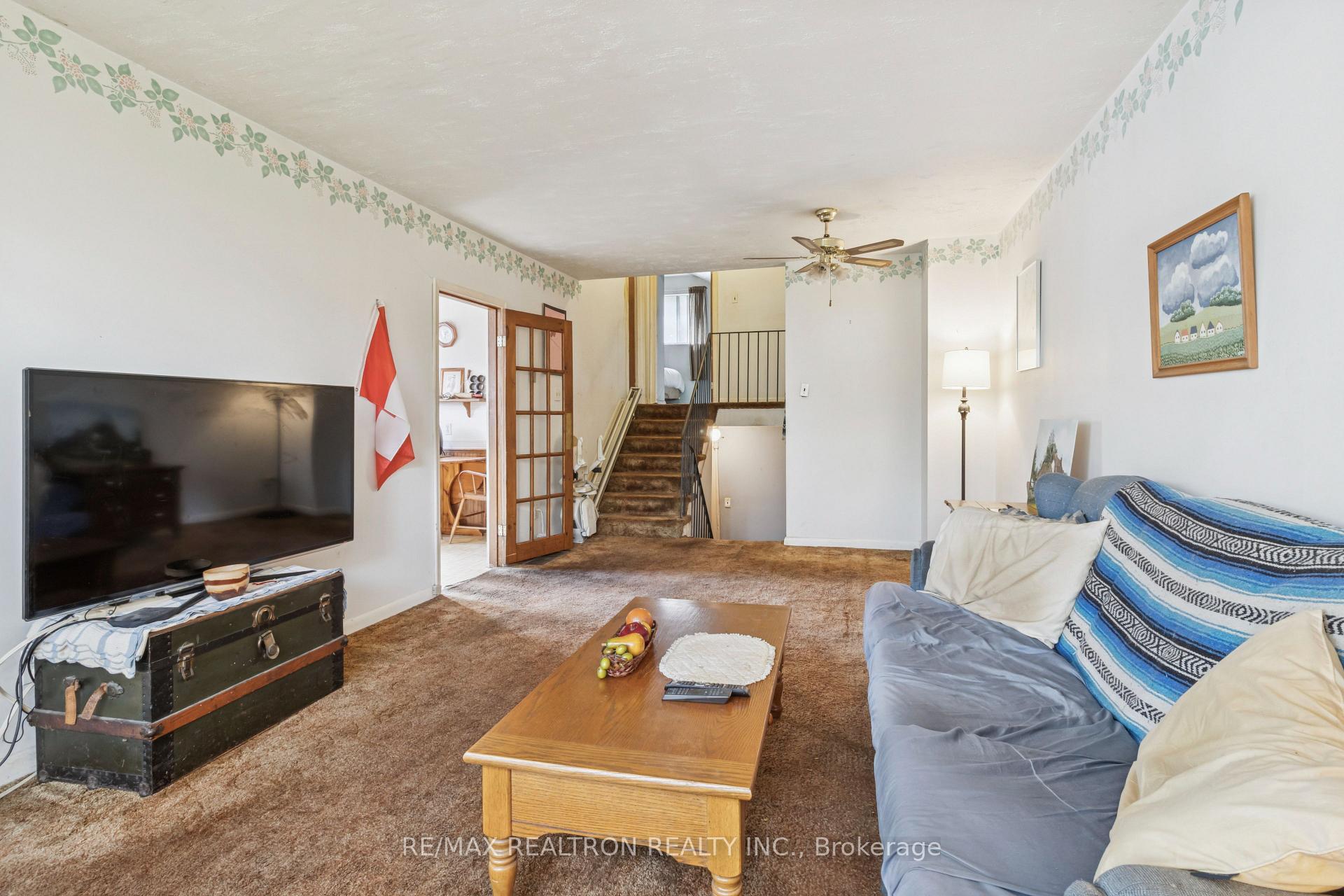 Photo 10 of 16 Foreht Crescent, Aurora, Aurora Heights — HOMEH