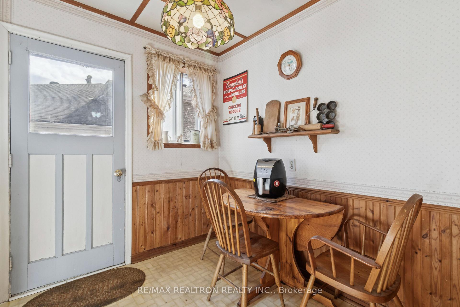 Photo 14 of 16 Foreht Crescent, Aurora, Aurora Heights — HOMEH
