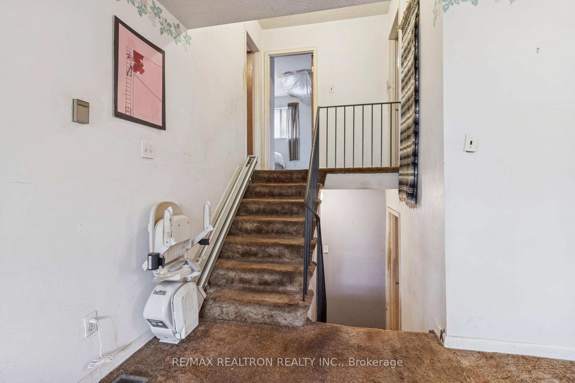 Photo 17 of 16 Foreht Crescent, Aurora, Aurora Heights — HOMEH