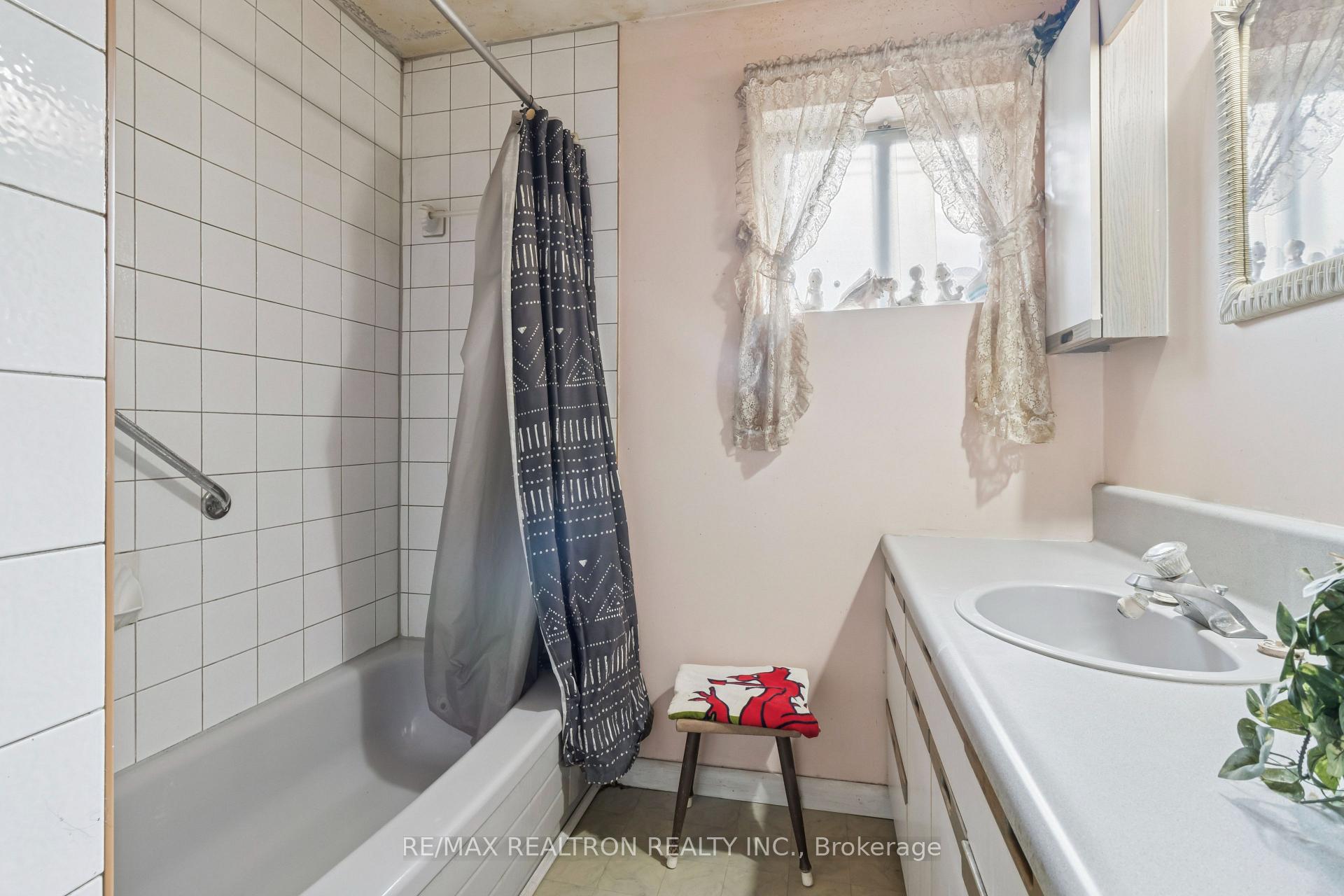 Photo 24 of 16 Foreht Crescent, Aurora, Aurora Heights — HOMEH