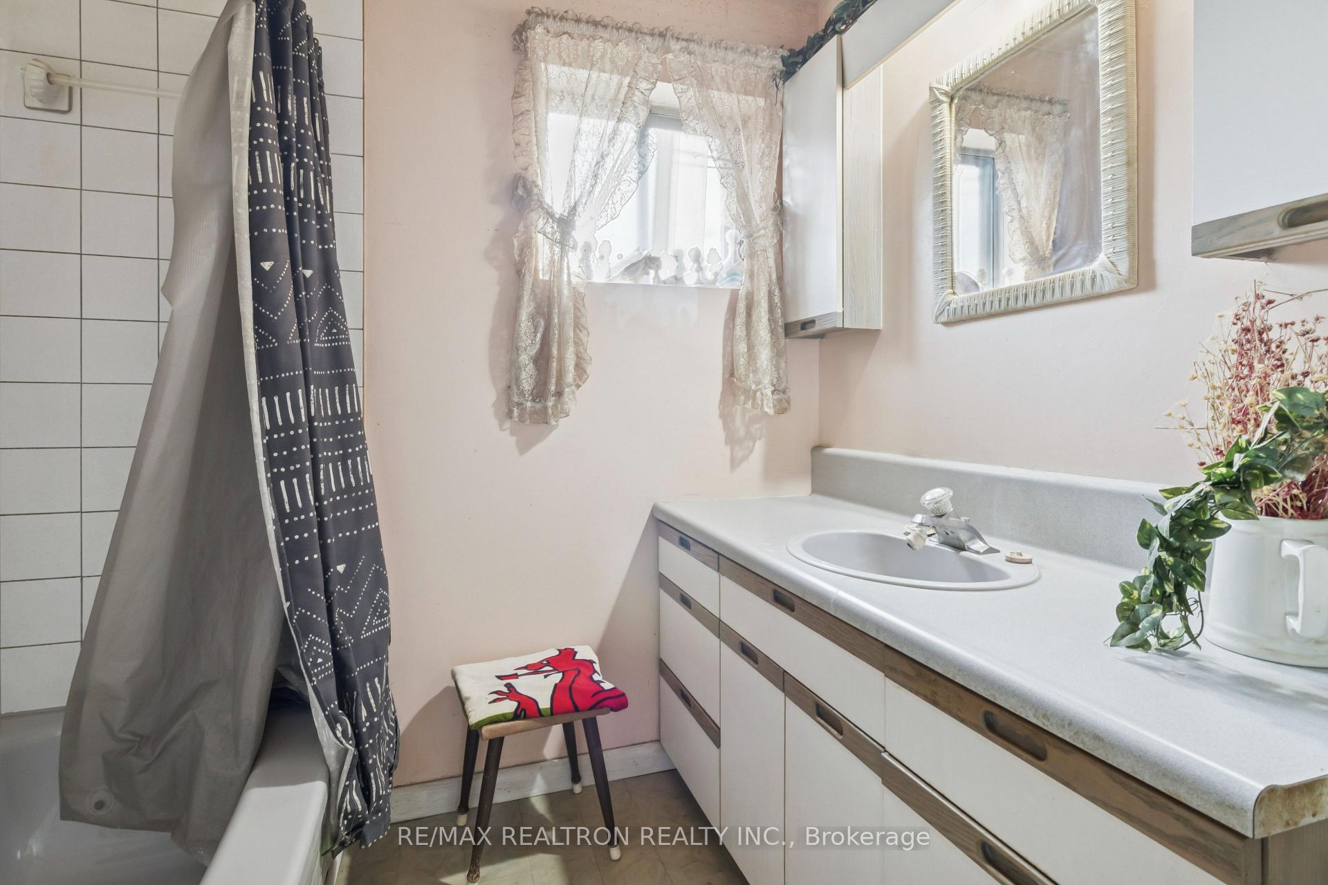 Photo 25 of 16 Foreht Crescent, Aurora, Aurora Heights — HOMEH