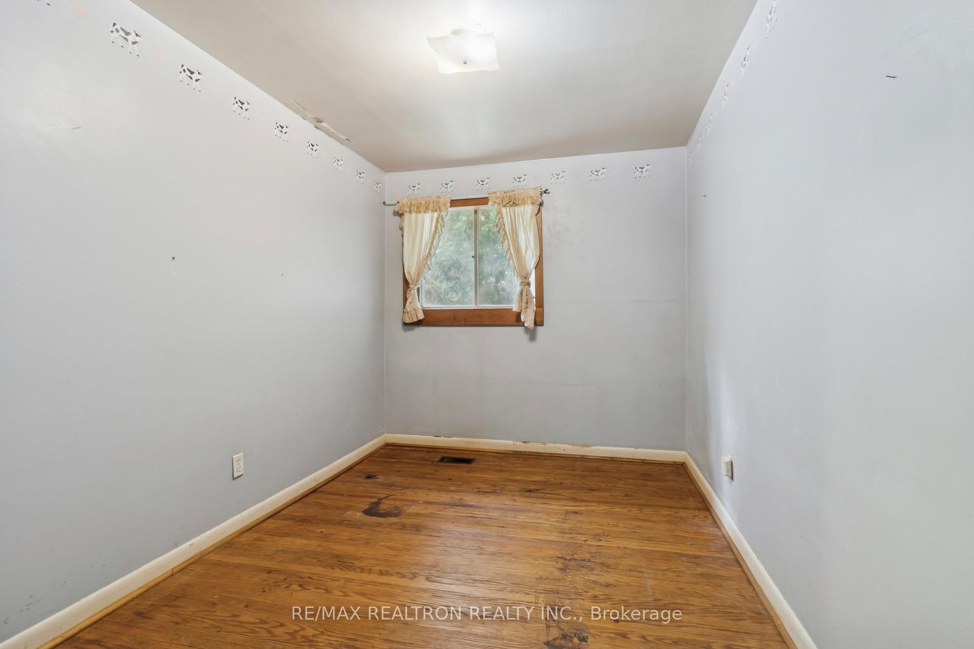 Photo 23 of 16 Foreht Crescent, Aurora, Aurora Heights — HOMEH