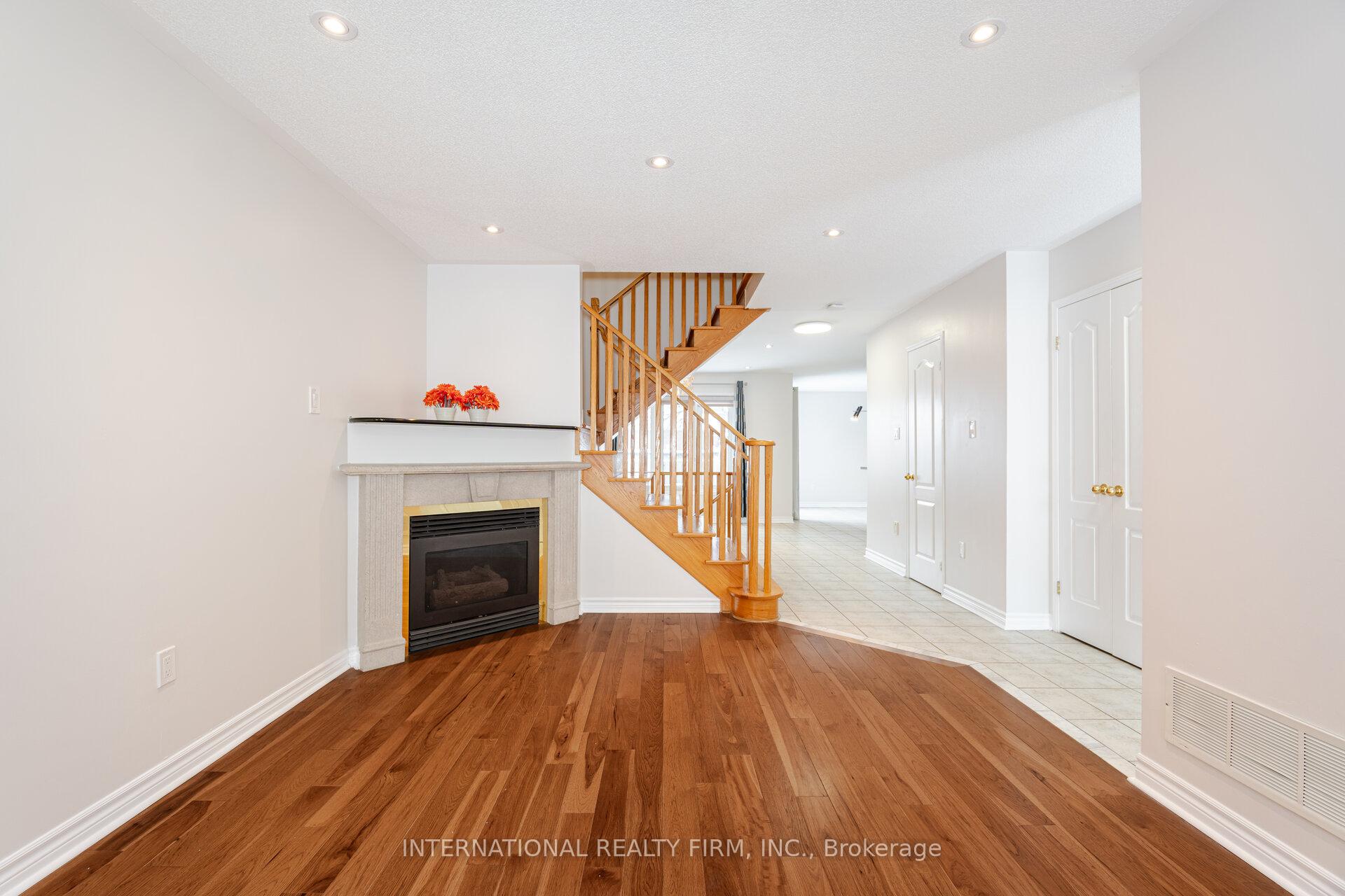 Photo 7 of 42 Matthew Drive, Vaughan, East Woodbridge — HOMEH