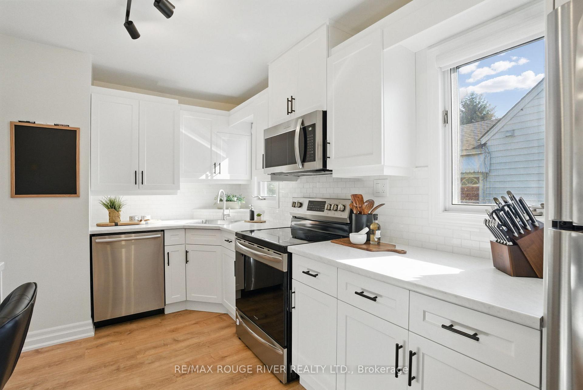 Photo 10 of 121 Exeter Road, Ajax, South East — HOMEH