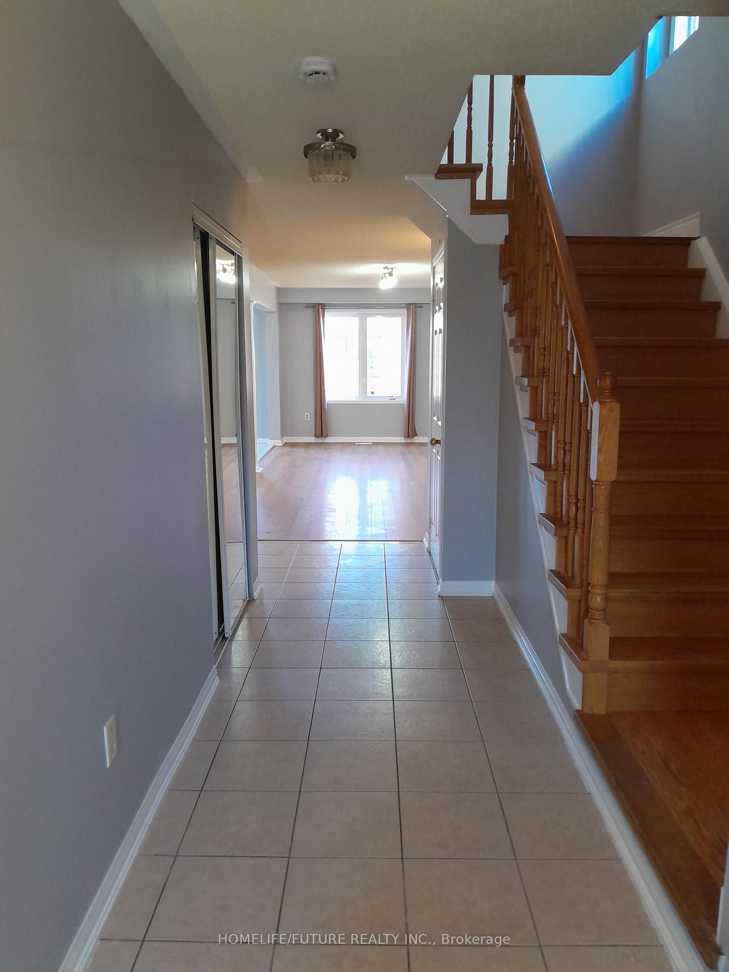 Photo 5 of 1524 Sarasota Crescent, Oshawa, Samac — HOMEH