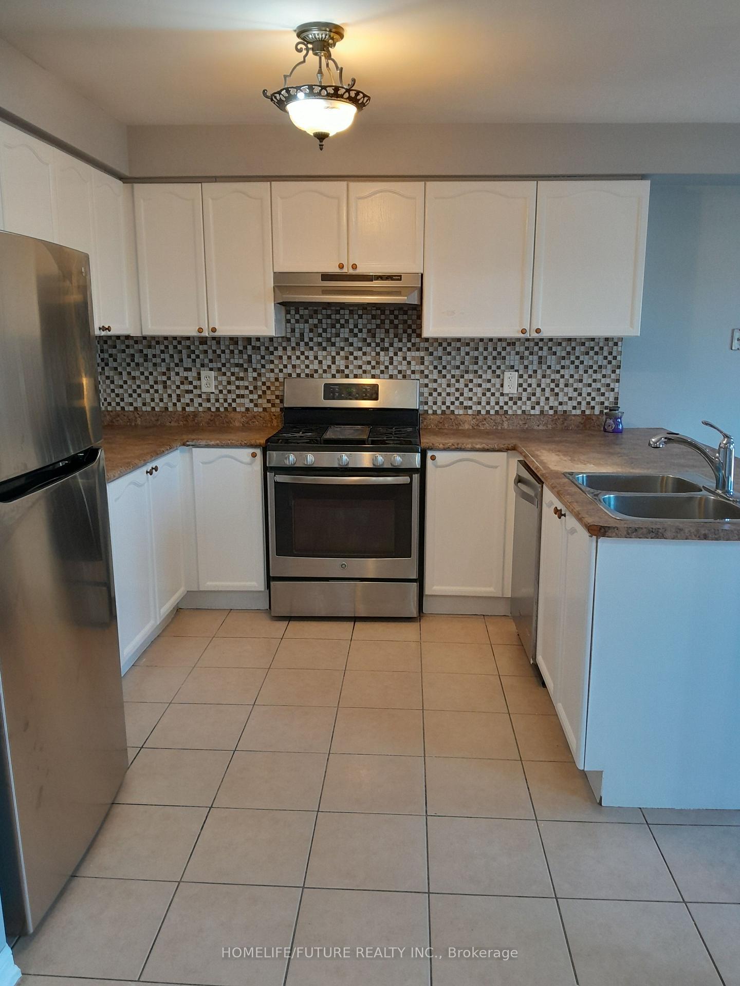 Photo 8 of 1524 Sarasota Crescent, Oshawa, Samac — HOMEH