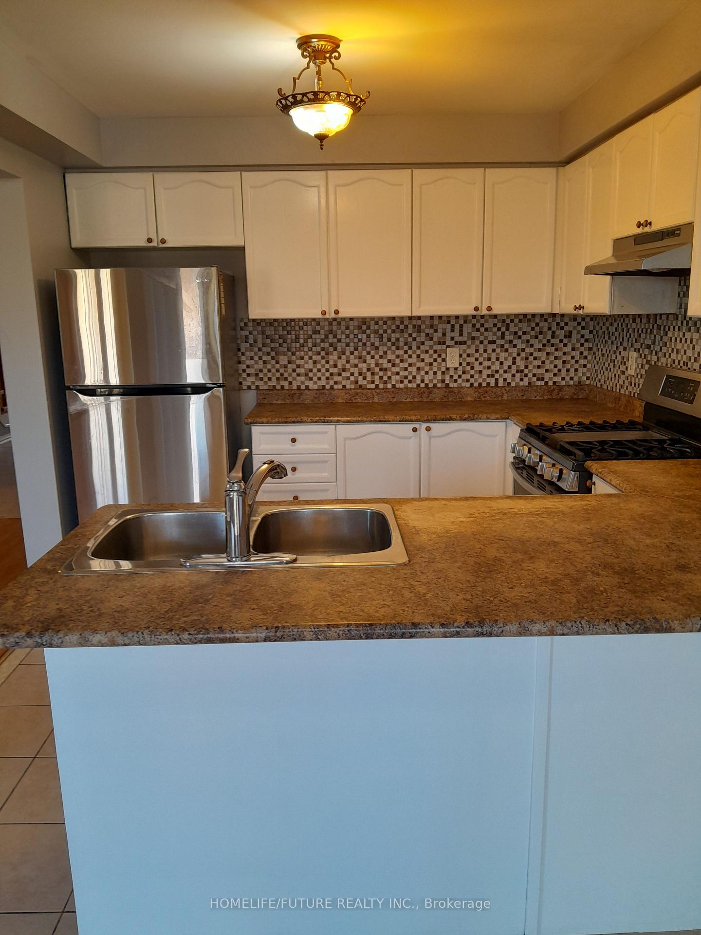 Photo 9 of 1524 Sarasota Crescent, Oshawa, Samac — HOMEH