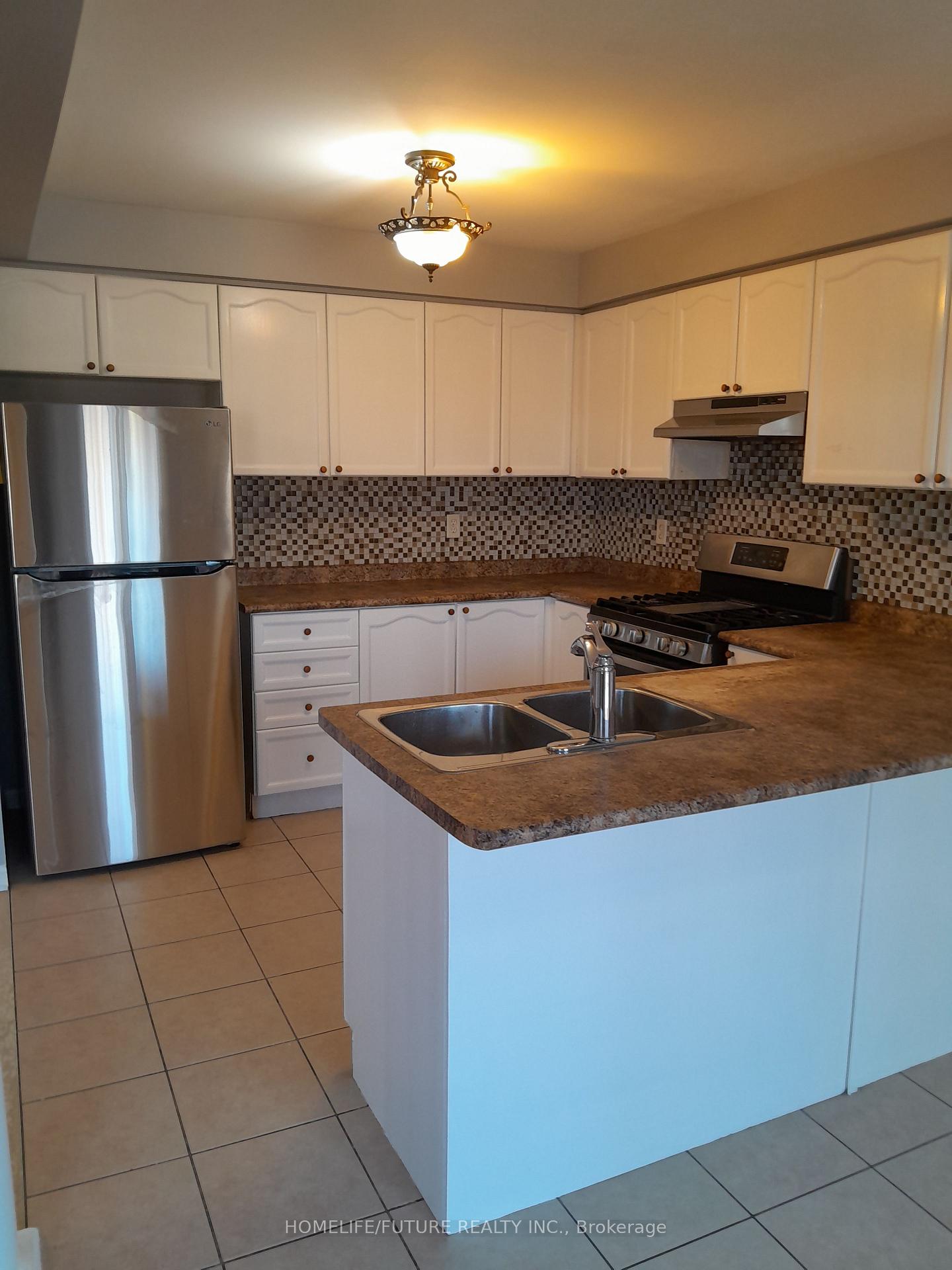 Photo 10 of 1524 Sarasota Crescent, Oshawa, Samac — HOMEH