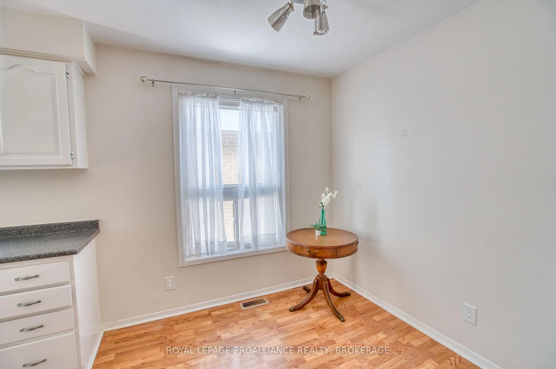 Photo 8 of 937 Killarney Crescent, Kingston, East Gardiners Rd — HOMEH