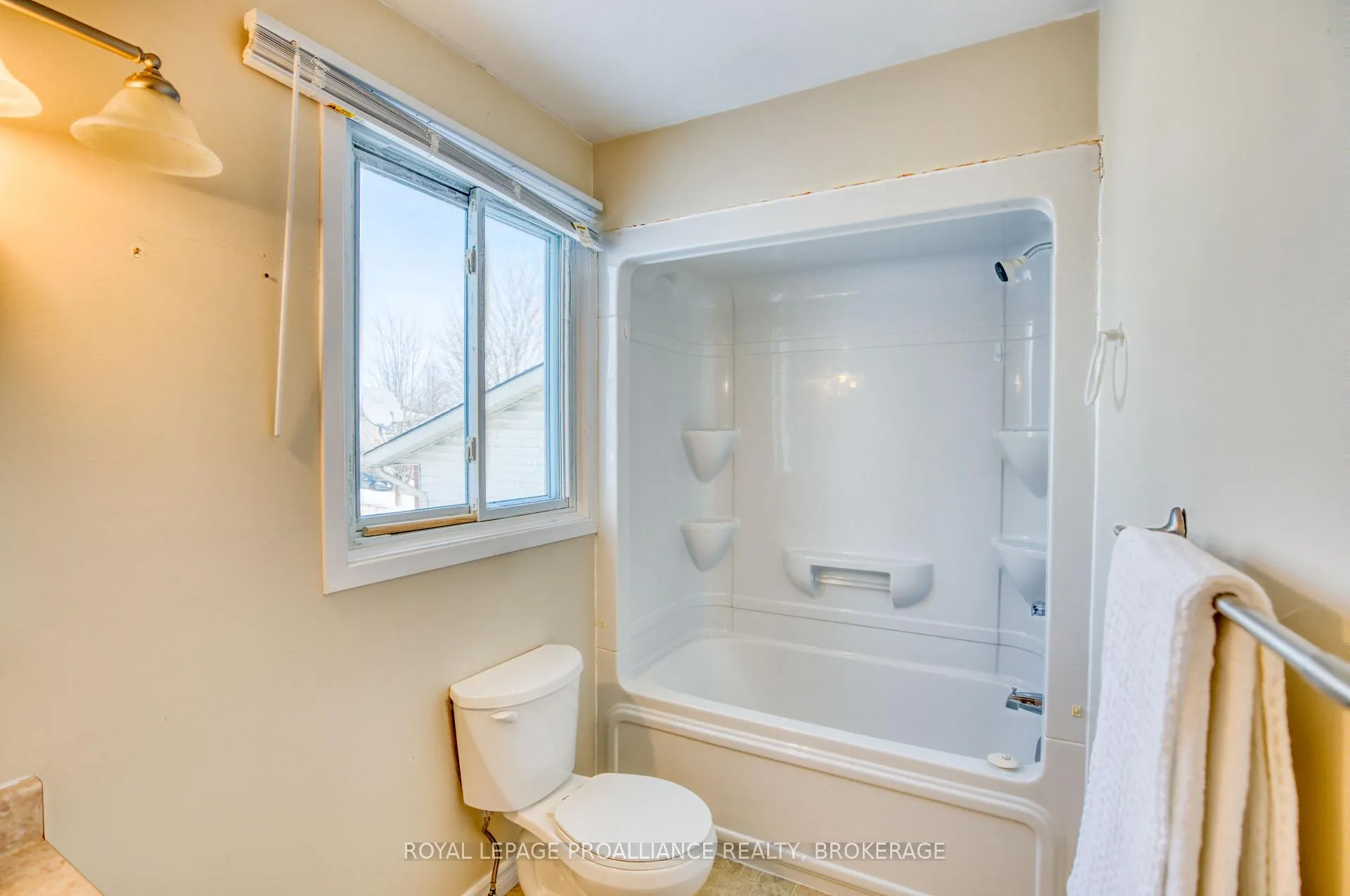 Photo 25 of 937 Killarney Crescent, Kingston, East Gardiners Rd — HOMEH