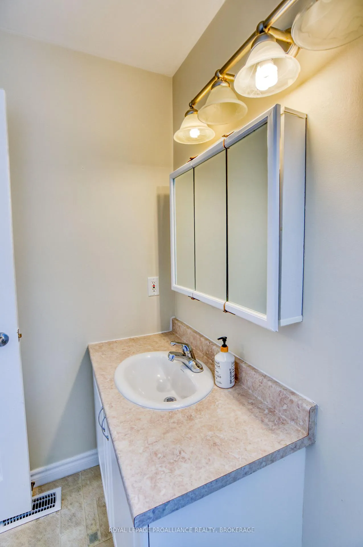 Photo 26 of 937 Killarney Crescent, Kingston, East Gardiners Rd — HOMEH